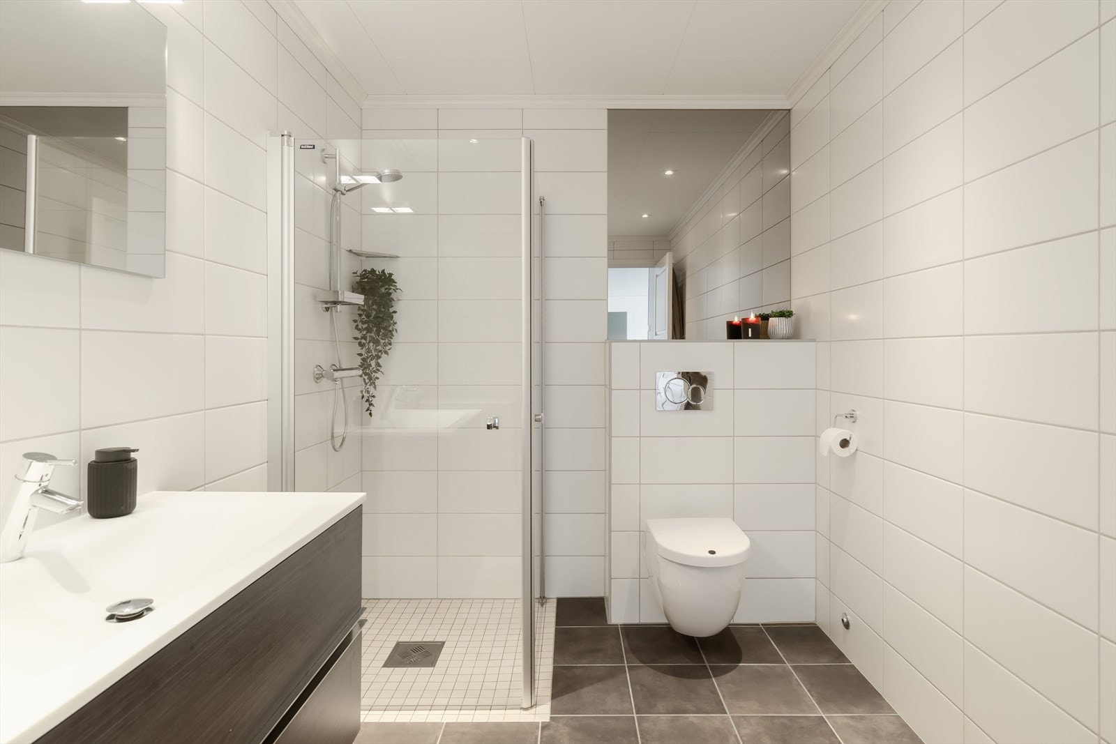 Bad/vaskerom rommer ca. 6m² og har flis på gulv og vegg. Galleribilde