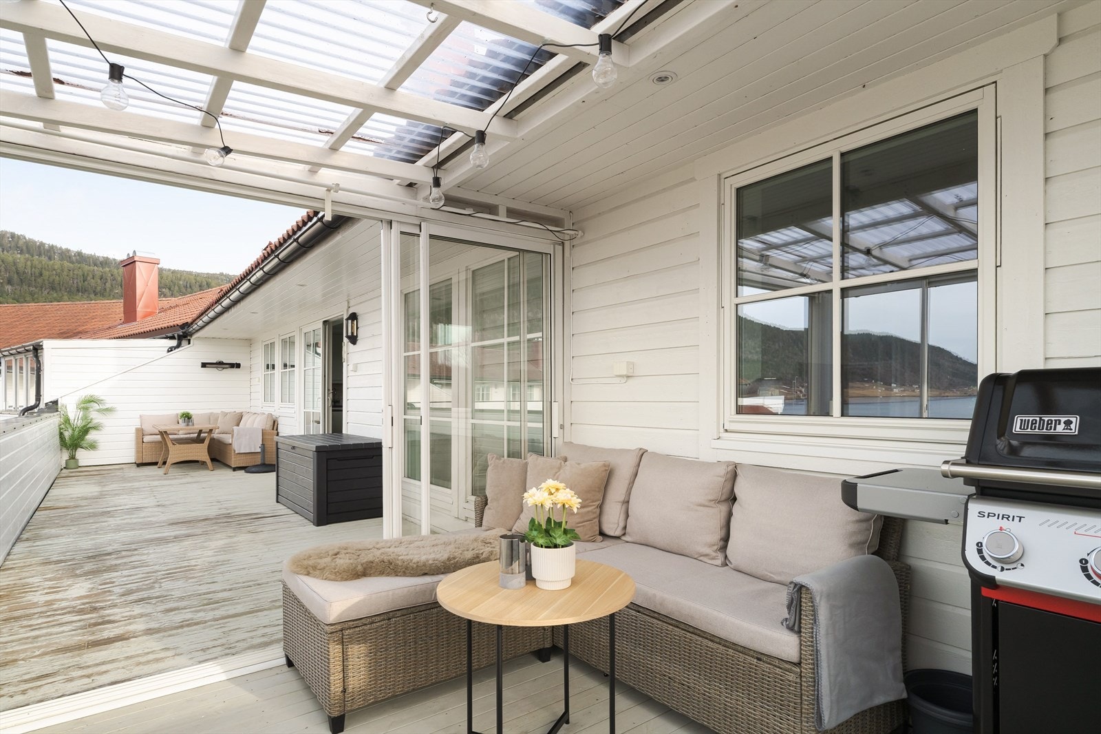 Den innglasserte balkongen er på ca. 8,5m², her har det blitt etablert sittegruppe og grill. Galleribilde