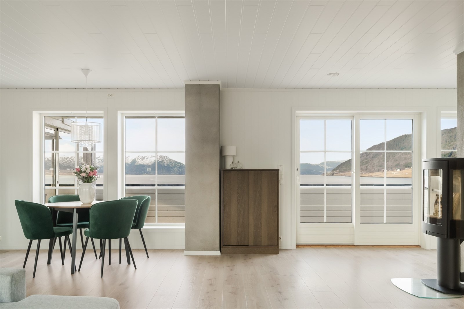 Upåklagelig sjøutsikt fra stue/kjøkken. Galleribilde