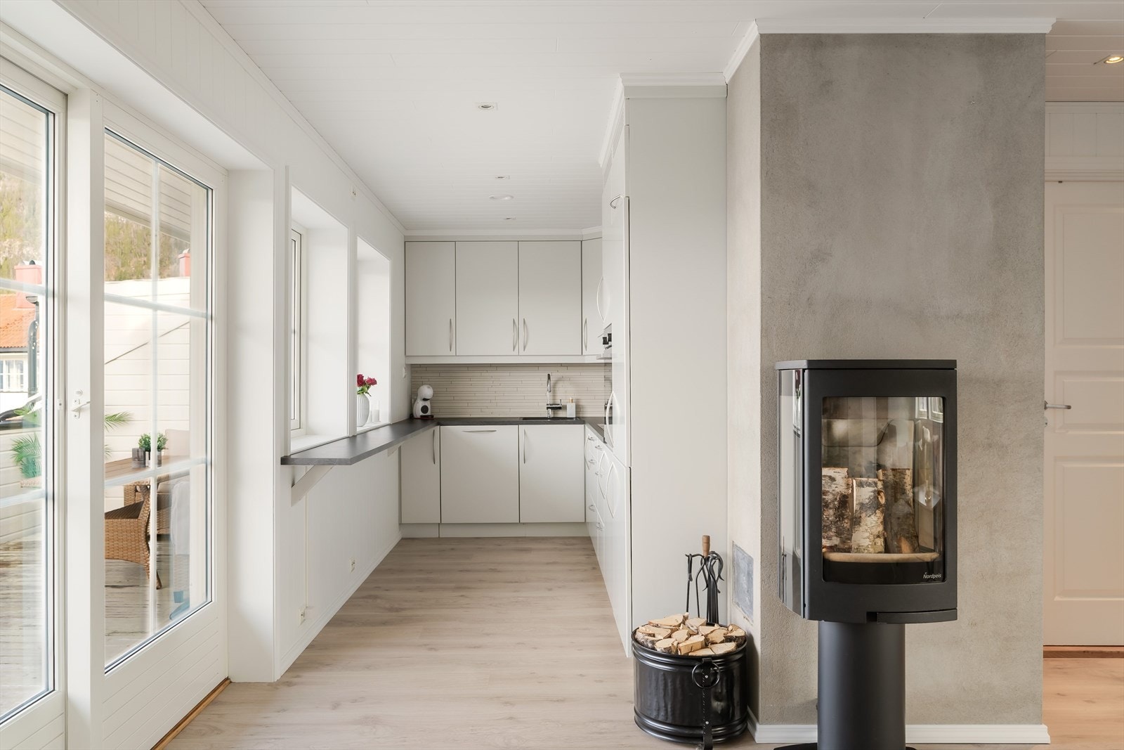 Det er vannbåren gulvvarme i leiligheten. I tillegg er det vedovn til kalde vinterdager og for kosen sin del. Galleribilde