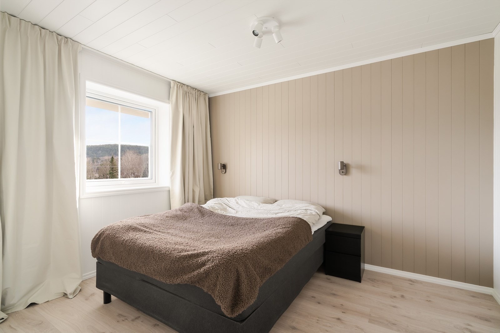 Hovedsoverommet er på ca. 9,5m² og har dermed god plass til både stor seng, garderobeskap og nattbord. Galleribilde