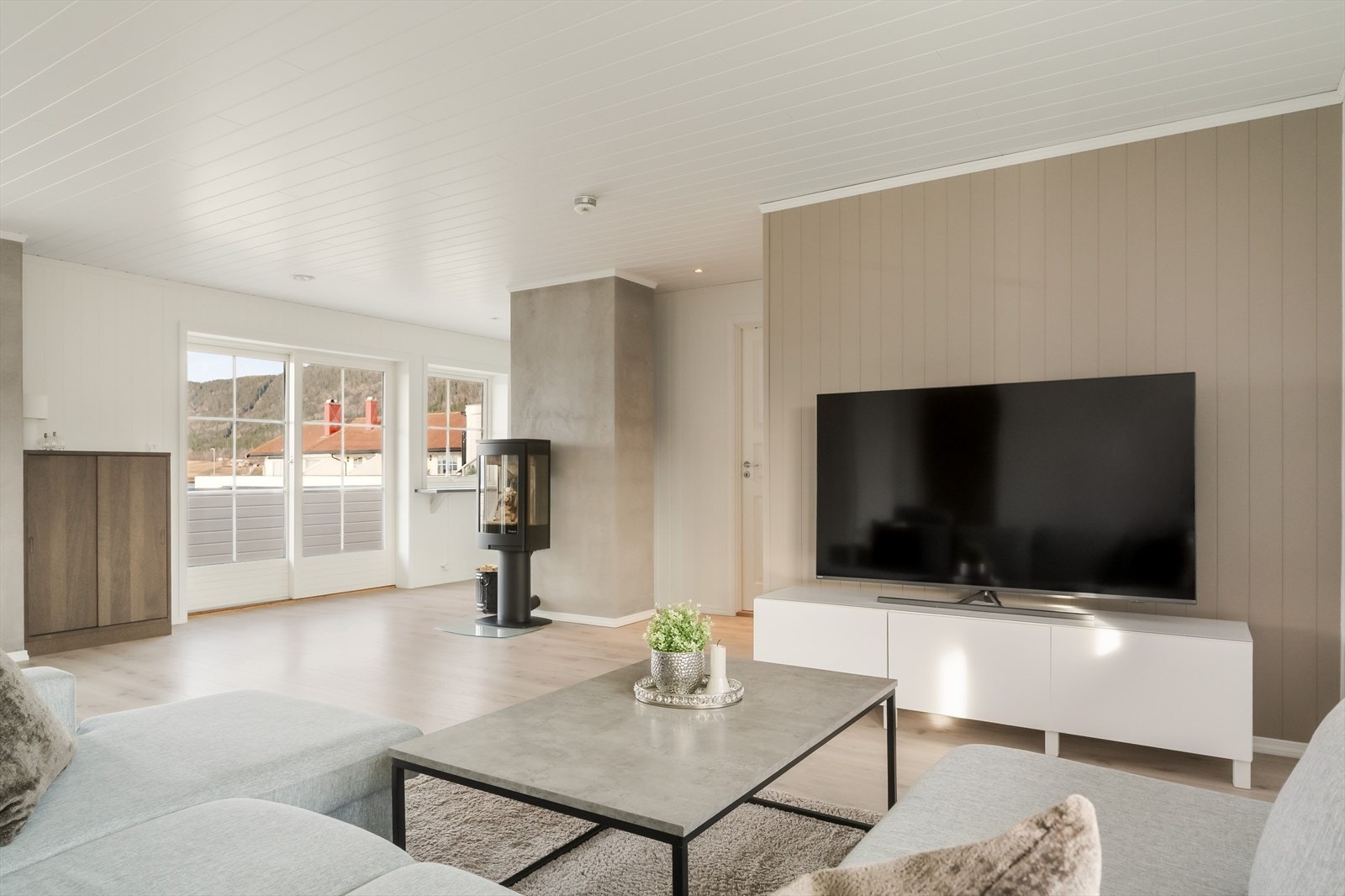 Leiligheten er fra 2012, og har en gjennomgående god standard. Stue/kjøkken rommer ca. 46m². Galleribilde