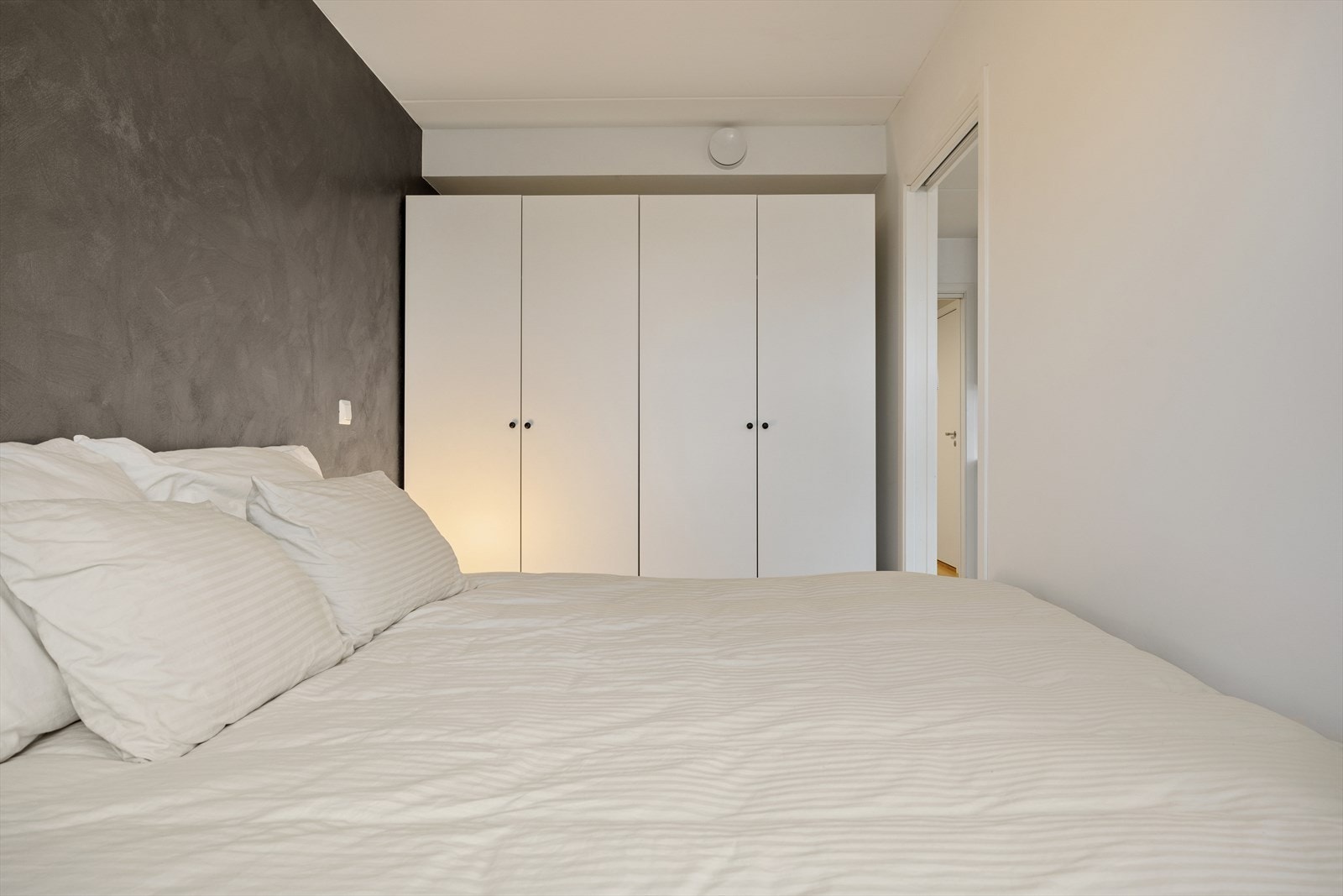 God plass til stort garderobeskap Galleribilde