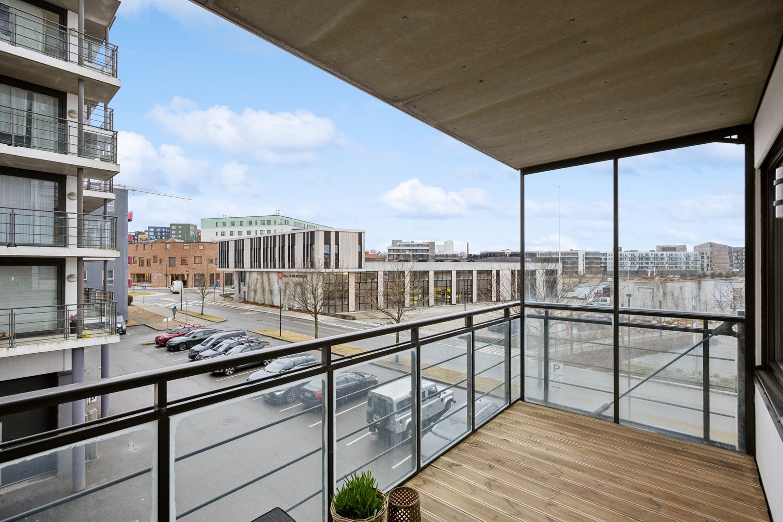 God utsikt fra solrik balkong Galleribilde