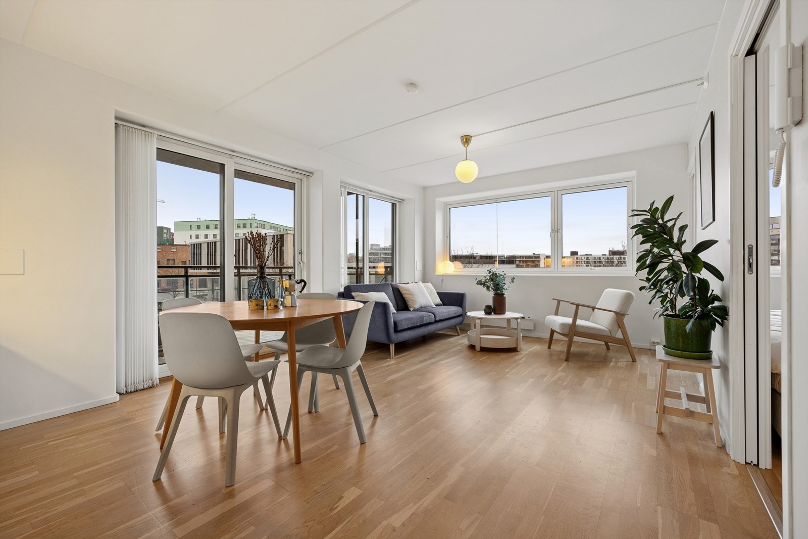 Stuen har en åpen og fleksibel planløsning med plass til både sofa- og spisegruppe Galleribilde