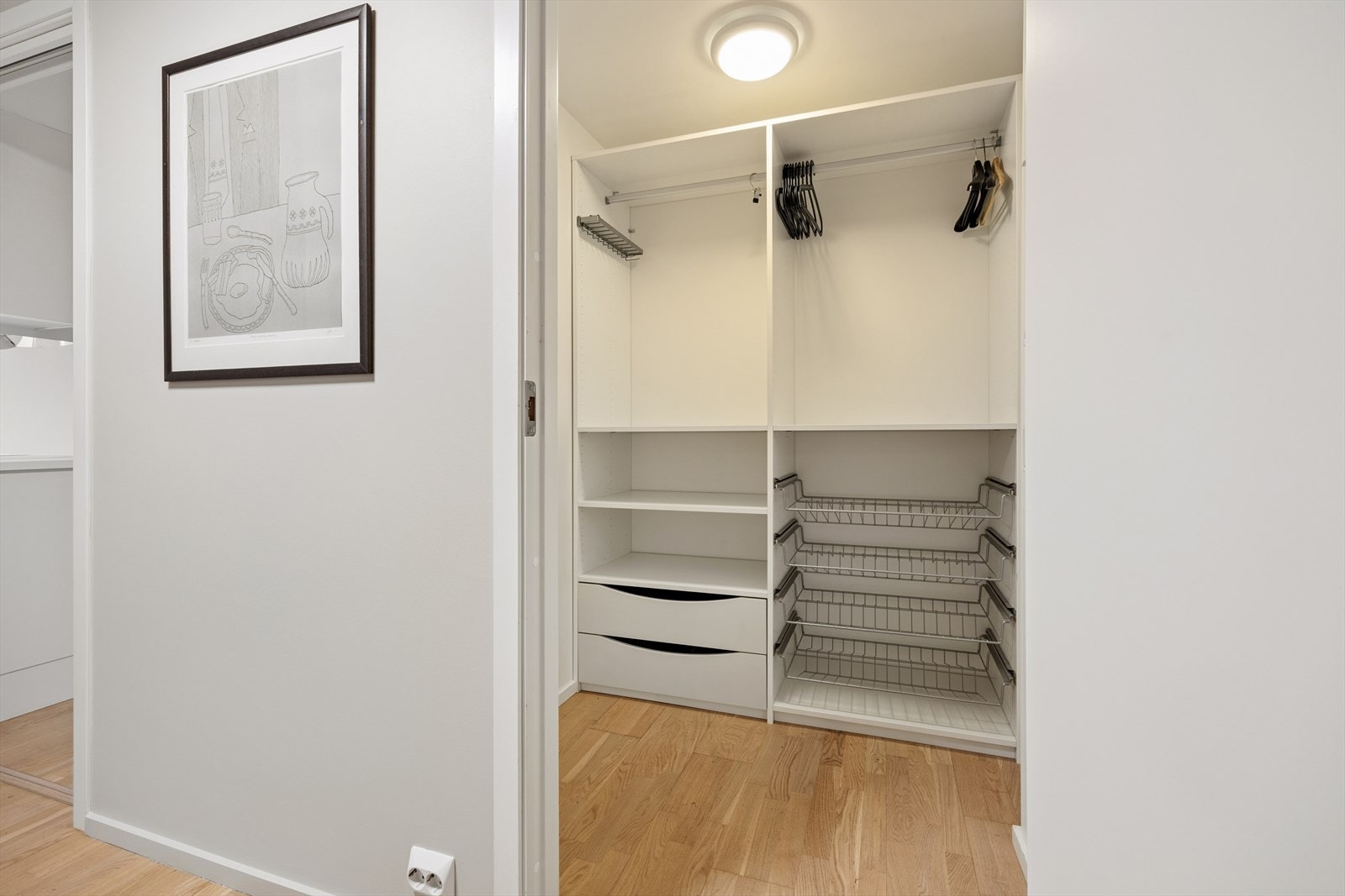 Praktisk bod med god lagringsplass Galleribilde