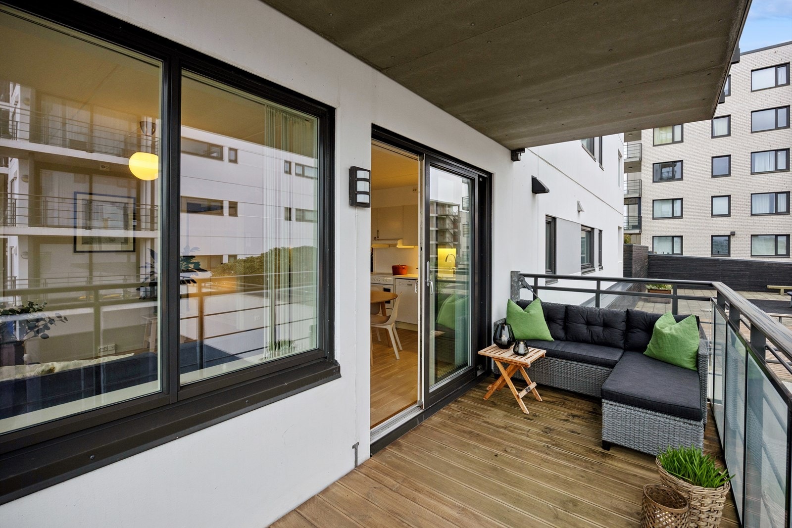 Romslig balkong med god plass til utemøbler Galleribilde