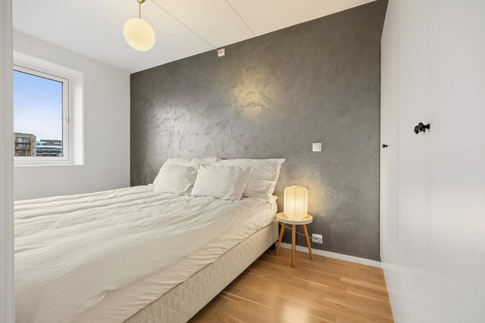 Luftig soverom med to skyvedører Galleribilde