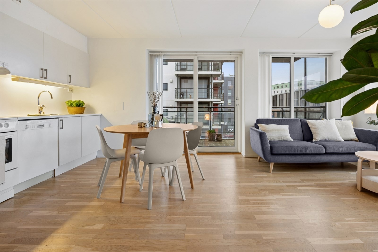 Åpen stue kjøkkenløsning med luftig romfølelse Galleribilde