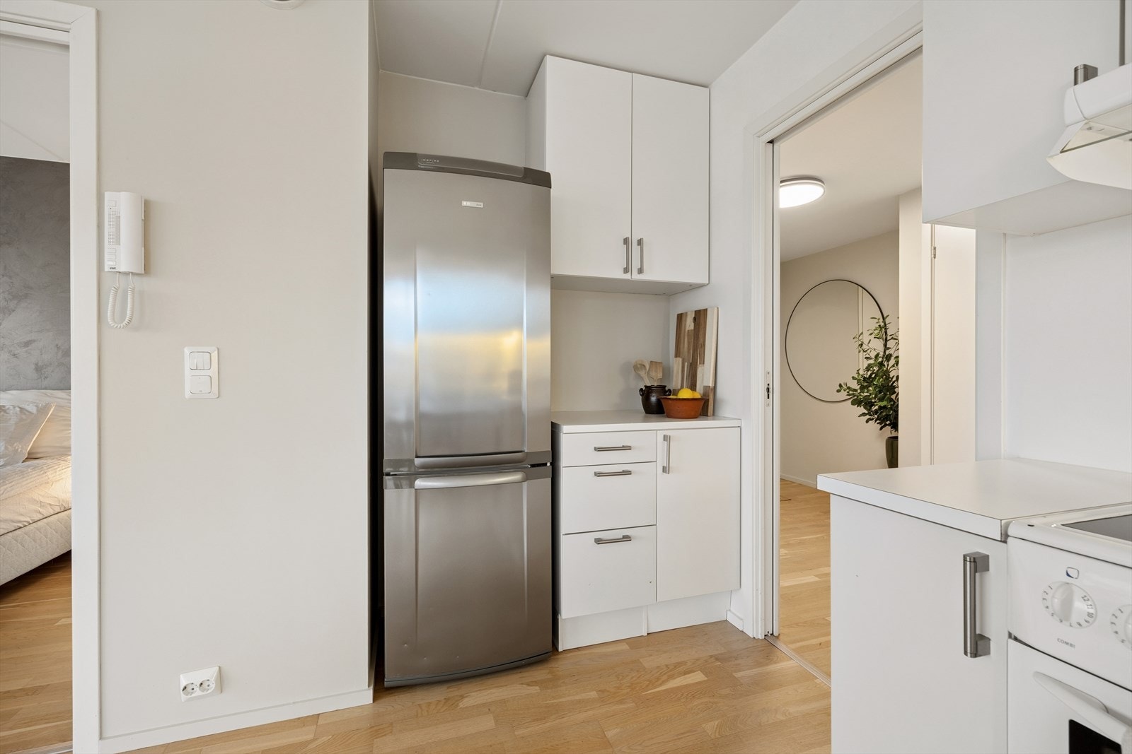 God plass til stort kjøleskap og oppbevaring Galleribilde