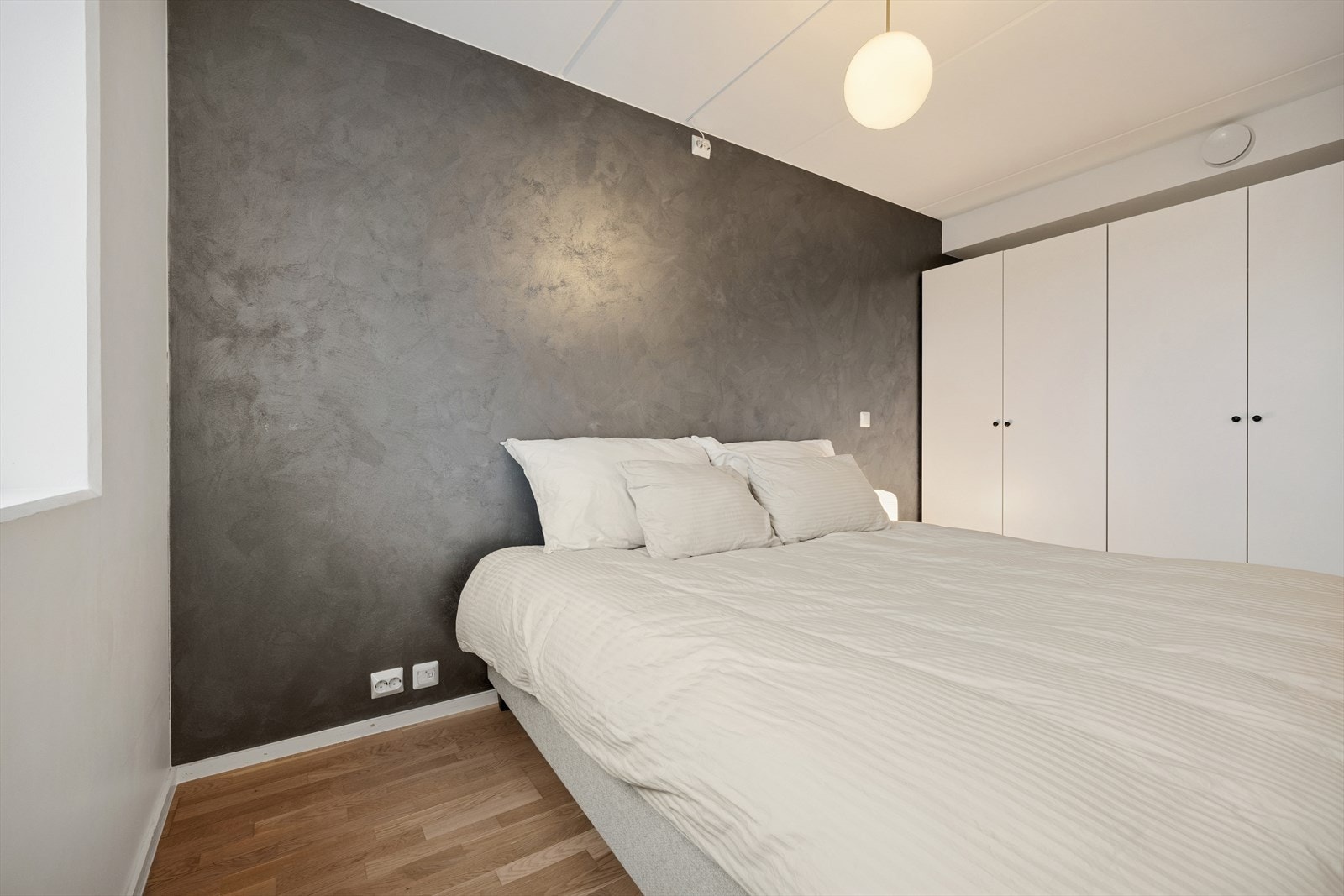 Romslig soverom med god plass til dobbeltseng Galleribilde