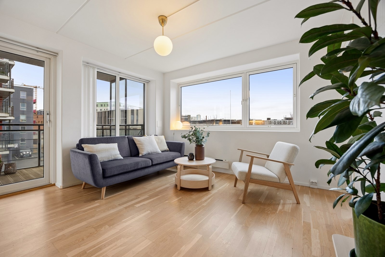 Fra stuen er det gode lysforhold og fin utsikt Galleribilde