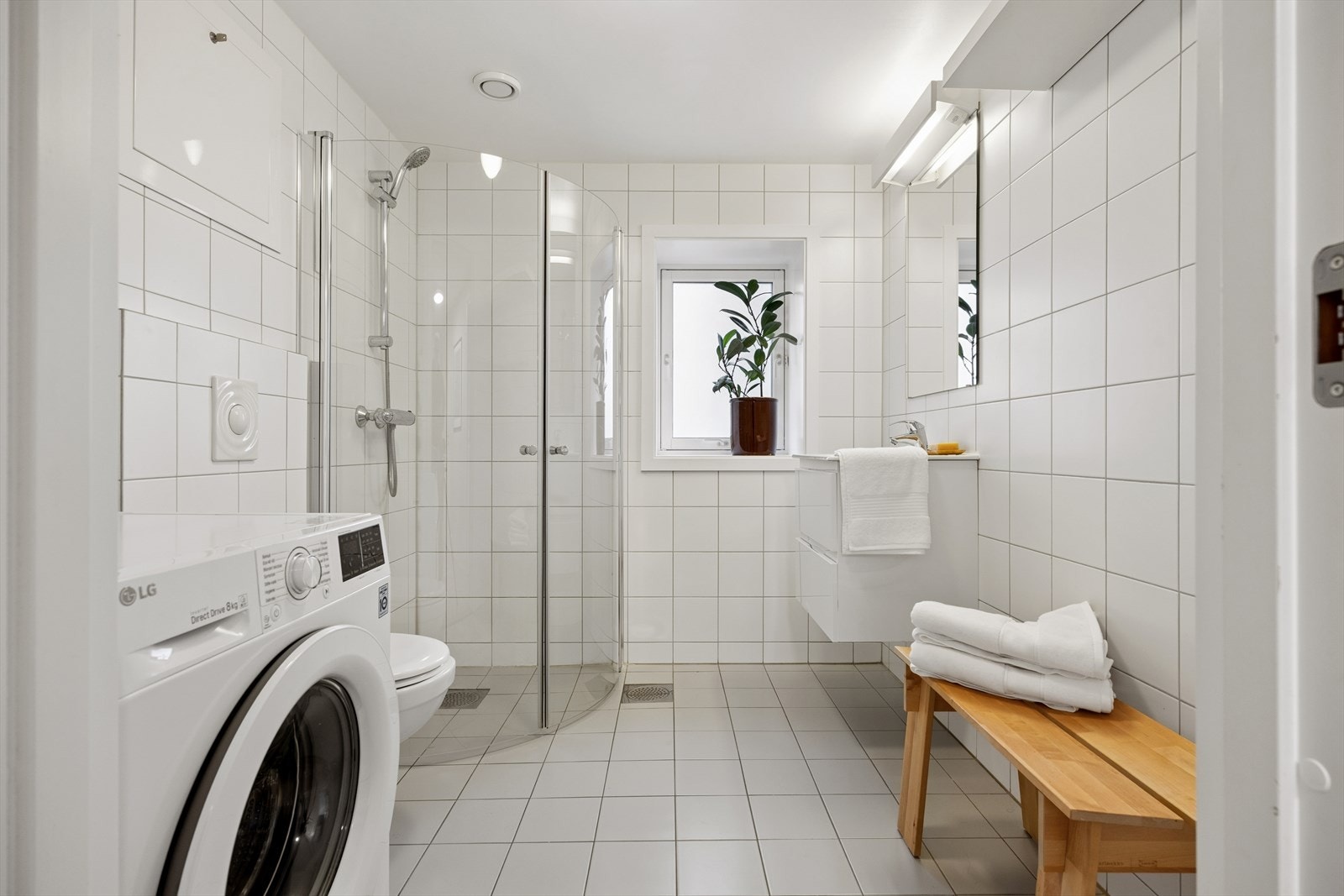 Praktisk bad med dusjhjørne og opplegg for vaskemaskin. Varmekabler i gulv. Galleribilde