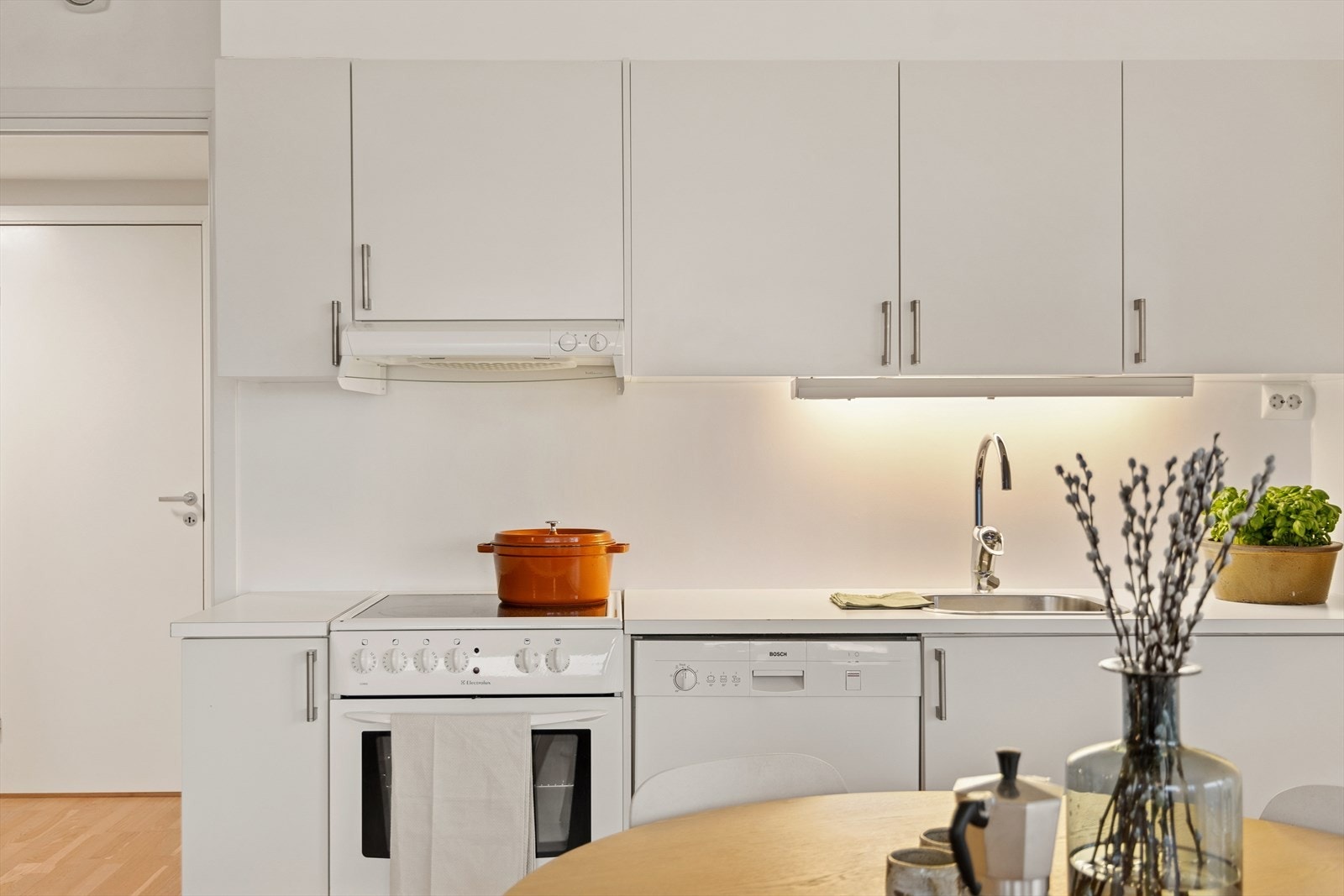 God skap plass med fine fronter Galleribilde