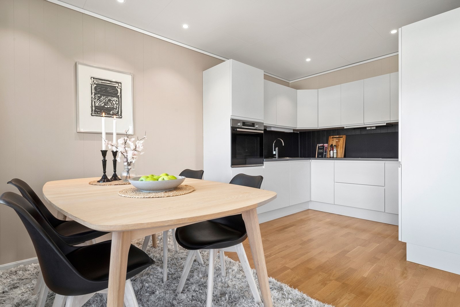 Kjøkkenet er levert av kvalitetsleverandøren; Designa og har hvite, slette fronter og integrerte hvitevarer fra Bosch. Her har man et funksjonelt og praktisk kjøkken i en moderne og tidløs utførelse. Galleribilde