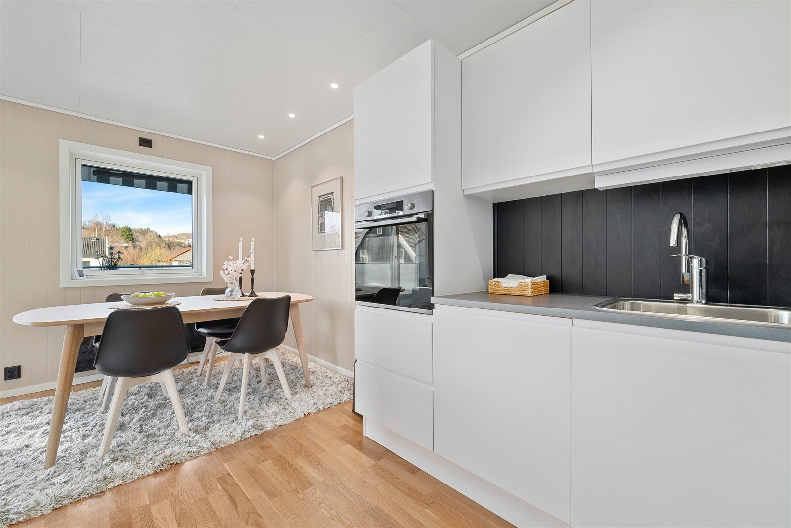 Kjøkkenet fremstår moderne med grepsløse fronter som gir et rent og stilrent uttrykk. Galleribilde