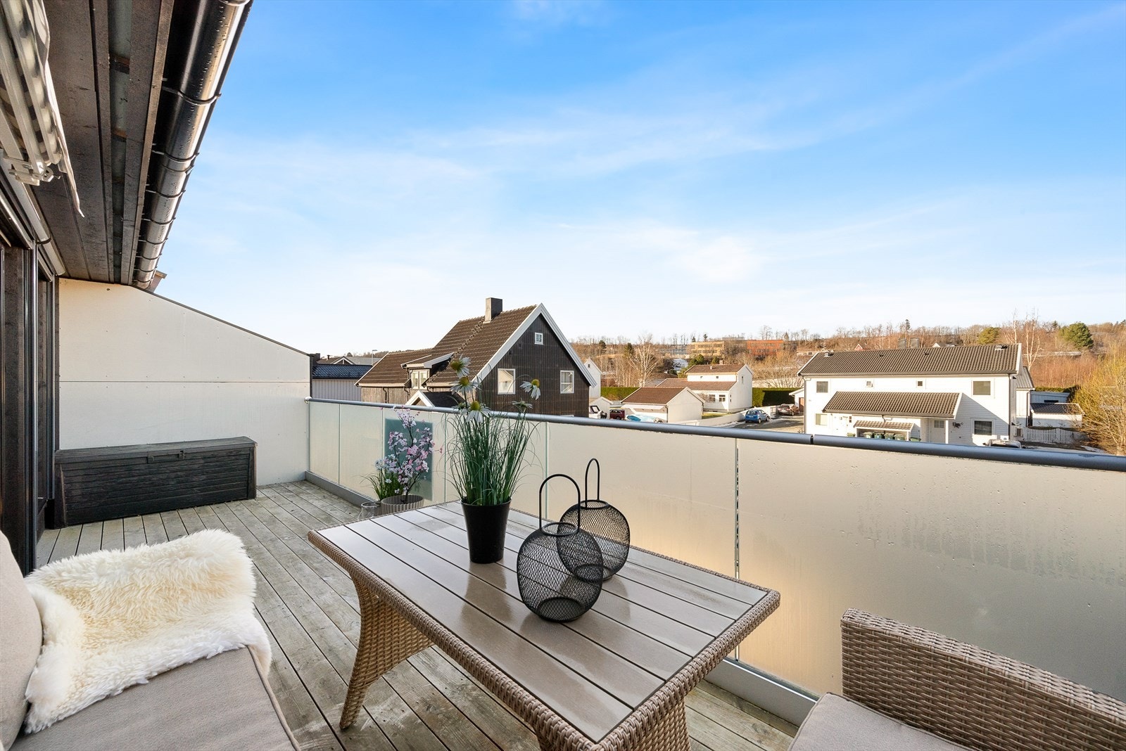 Selger opplyser at man kan nyte gode solforhold fra formiddagen og helt til sent på kvelden på sommerstid. Galleribilde