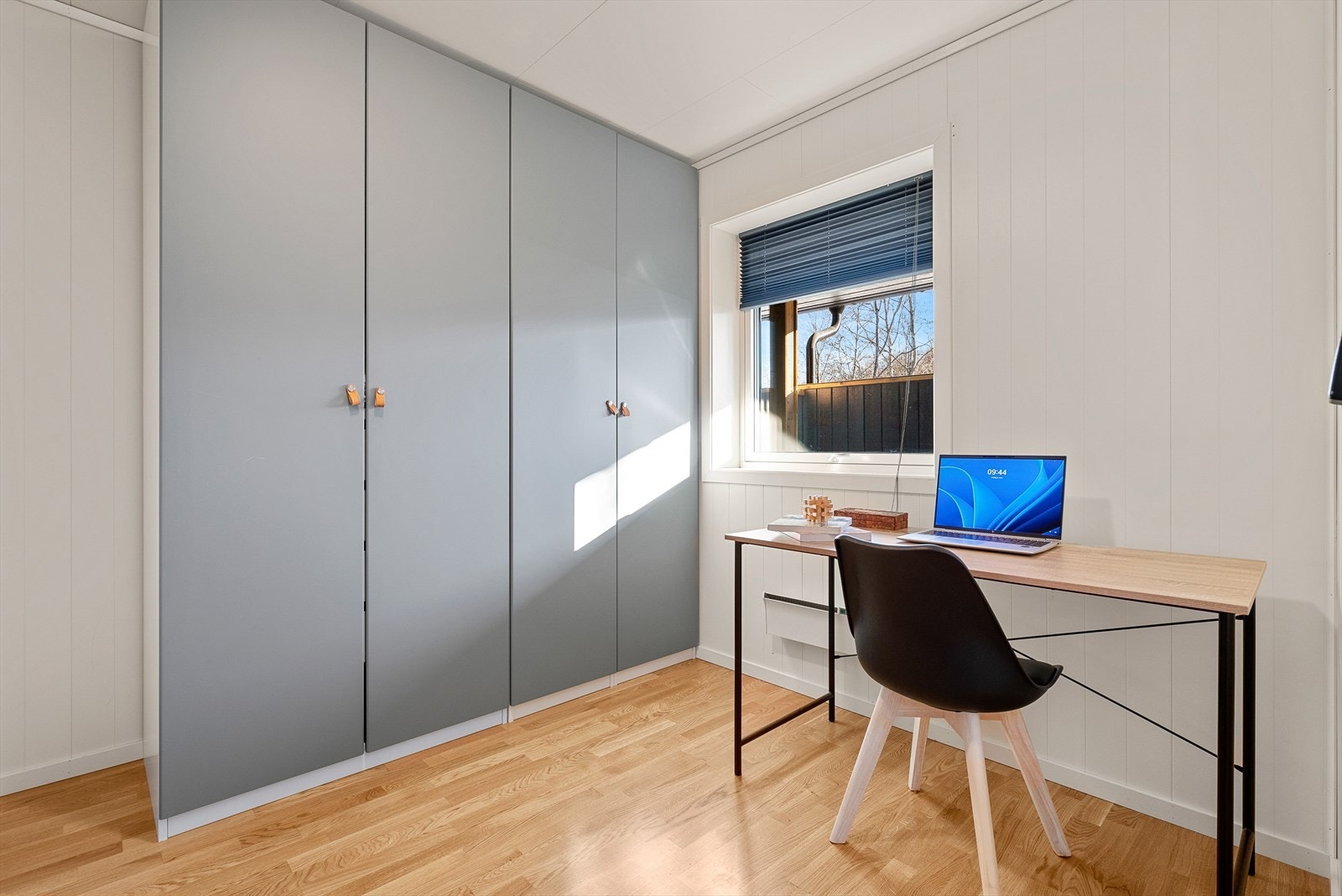 Hjemmets andre soverom brukes i dag som kontor, men er også godt egnet til f.eks. gjesterom, barnerom eller treningsrom. Galleribilde