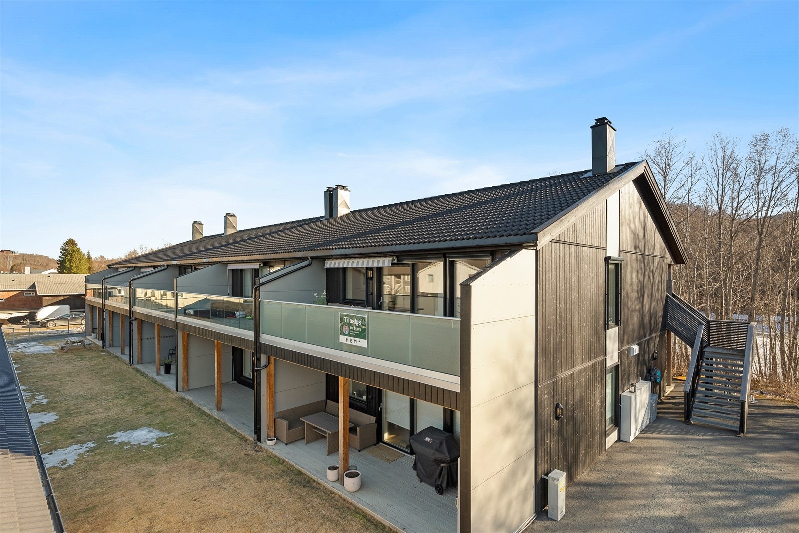 Melhus er et populært og etterspurt boligområde med godt utbygd kollektivtilbud, inkludert tog og buss. Herfra er det ca. 20 minutter til Trondheim og 40 minutter til Værnes. Galleribilde