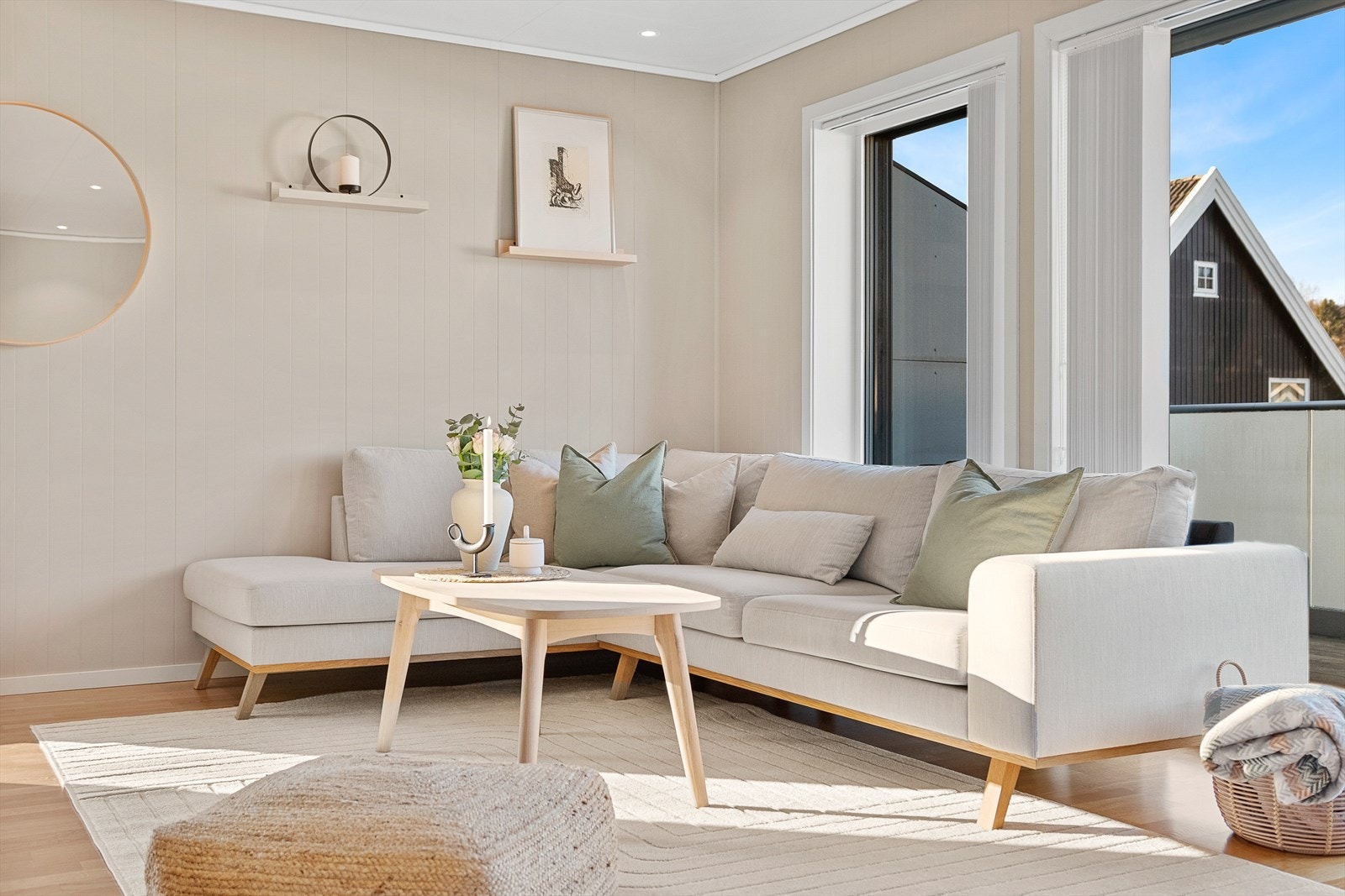 Leiligheten har en attraktiv hjørnebeliggenhet med store vindusflater fra gulv til tak, som bidrar til en luftig romfølelse og en lys og innbydende atmosfære. Galleribilde