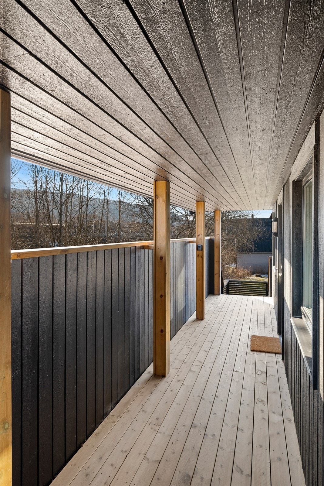 Inngangspartiet er praktisk utført med takoverbygg, for en enklere hverdag. Galleribilde