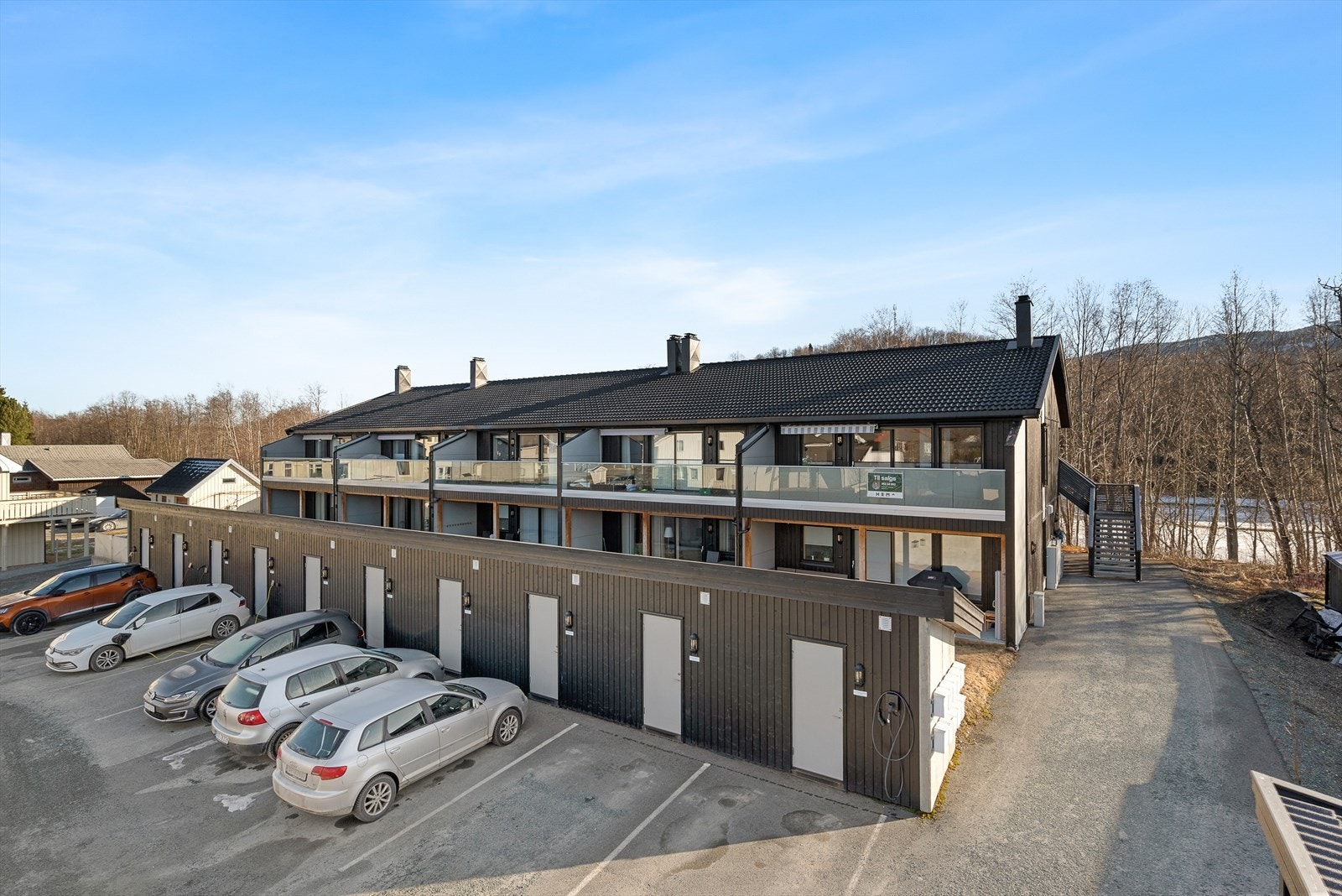 Med leiligheten medfølger det en fast biloppstillingsplass samt utvendig sportsbod, og det er i tillegg gjesteplasser på sameiets tomt. Galleribilde