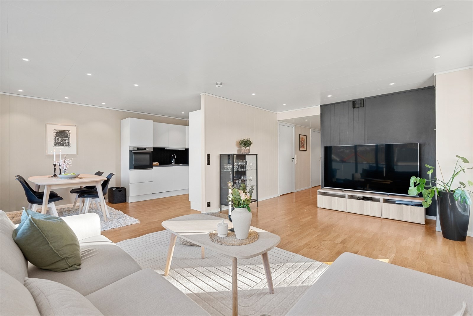 Takstmann har gjennomført en tilstandsvurdering av leiligheten i anledning salg, og har gitt tilstandsgrad 0/1 på alle punkter i rapporten - Trygt og forutsigbart for en ny kjøper som kan flytte direkte inn uten bekymringer. Galleribilde