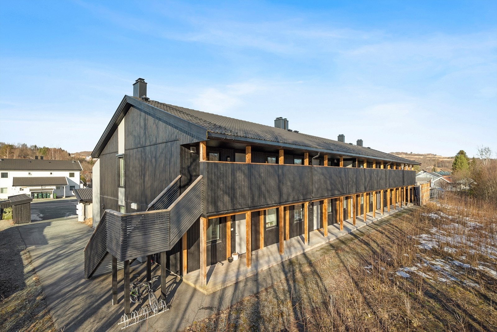 Her kan du bo i et rolig og trivelig nabolag, med kort vei til flere idrettsanlegg, blant annet Melhushallen, Bankhallen og Melhusbanken Gruva Stadion. Galleribilde