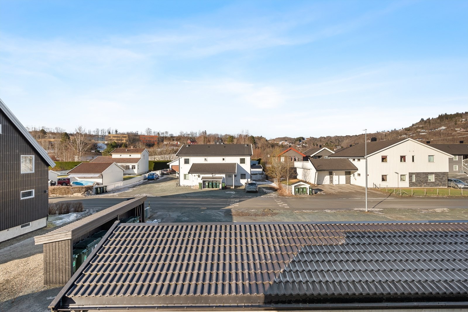 Strandvegen 9A ligger sentralt til med gangavstand til ny barne- og ungdomsskole samt videregående skole. Barnehage finnes også i umiddelbar nærhet til eiendommen. Galleribilde