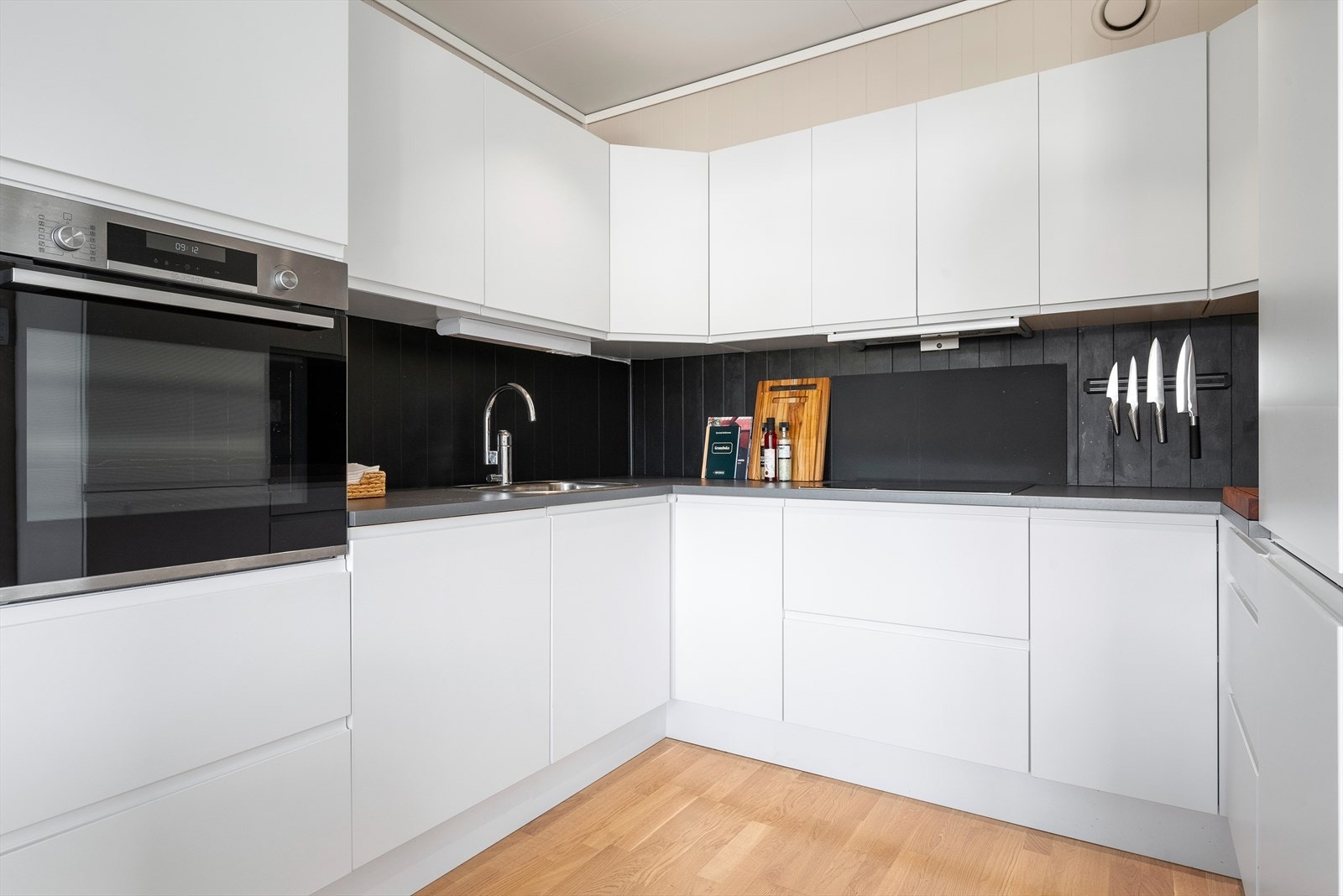 Kjøkkenet er utstyrt med mekanisk avtrekksvifte over stekesonen og opplegg for oppvaskmaskin. Videre er kjøkkenet utstyrt med integrert platetopp, stekeovn og kjøleskap med frysedel. Galleribilde