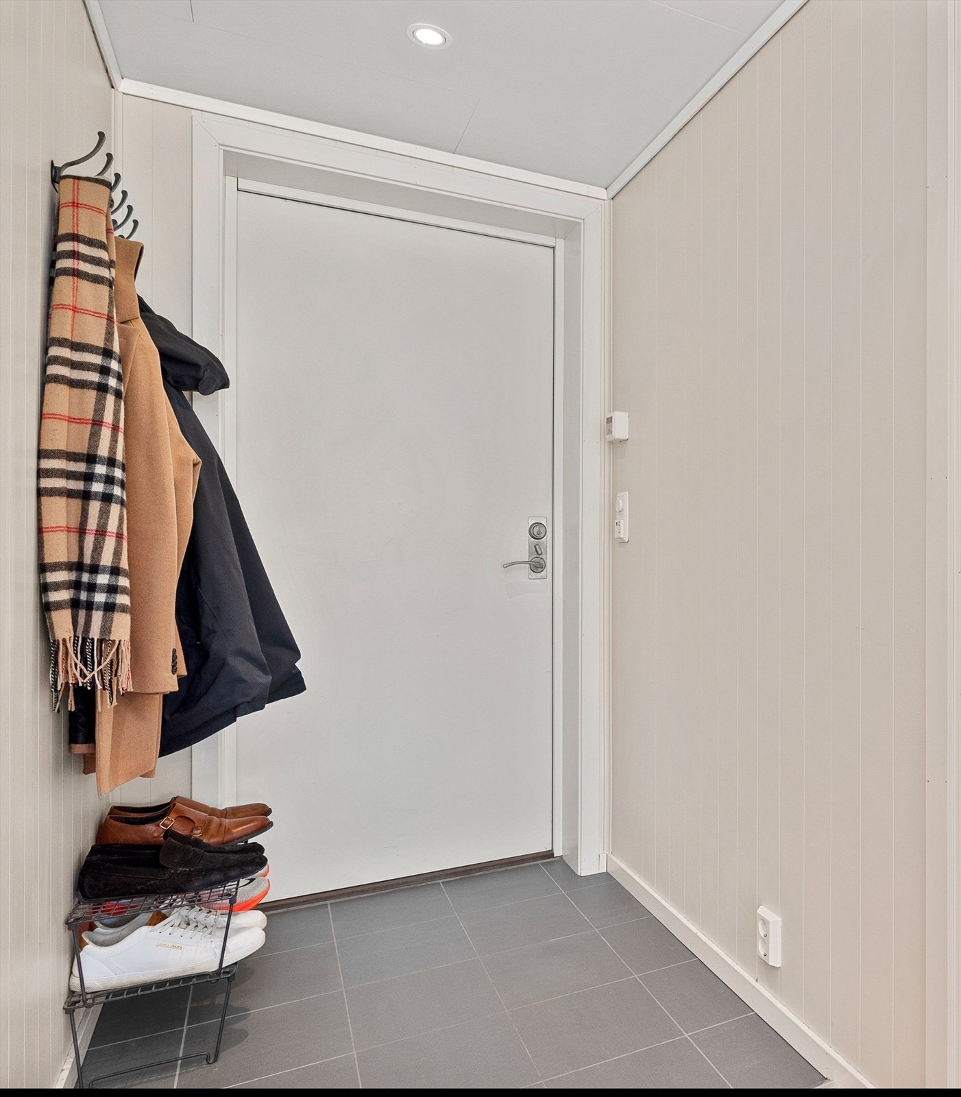 En innbydende entré/gang med downlights i himling og moderne fargevalg, ønsker deg velkommen inn i leiligheten. Galleribilde