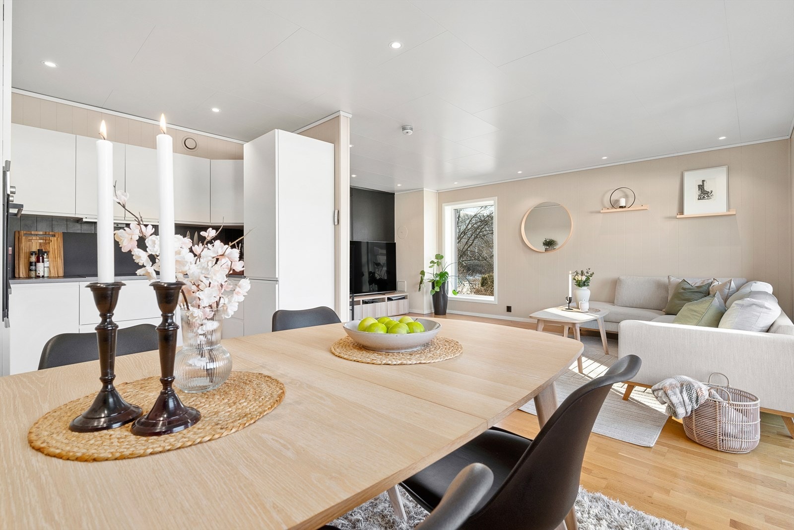 Legg merke til vinduet på sørveggen, som gir hjørneleiligheten et ekstra lysinnslipp og en luftig romfølelse. Også her er det utvendig elektrisk solskjerming. Galleribilde