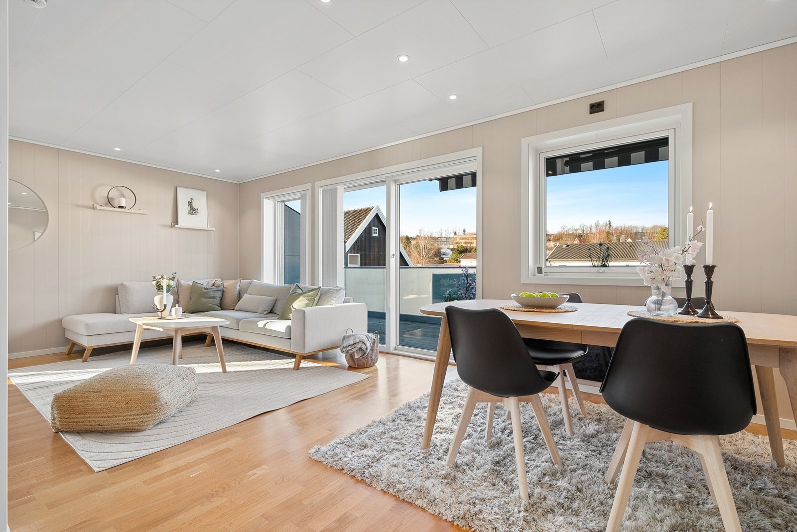 Alle vinduene på stue/kjøkken har utvendig elektrisk solskjerming, som er praktisk på varme somerdager. Galleribilde