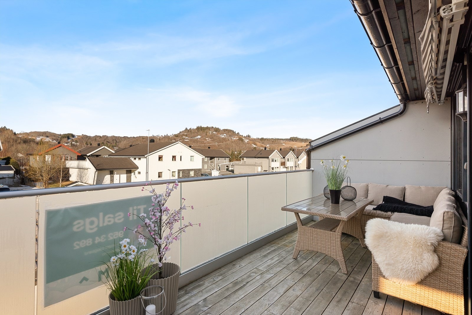 Fra stuen er det utgang til en koselig balkong på hele 14 m² som enkelt fungerer som en forlengelse av oppholdsrommet på sommerhalvåret. Galleribilde