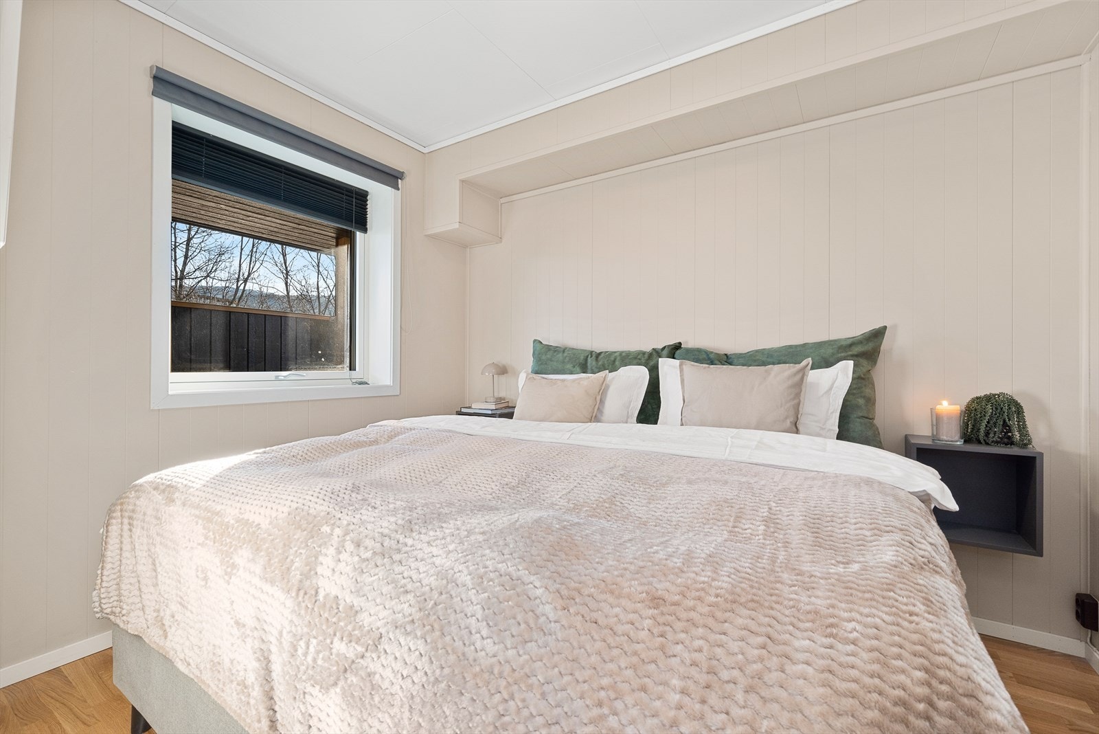 Leiligheten har to delikate soverom på hhv. 8 og 7 m² - med god plass til seng, nattbord og annet interiør. Galleribilde