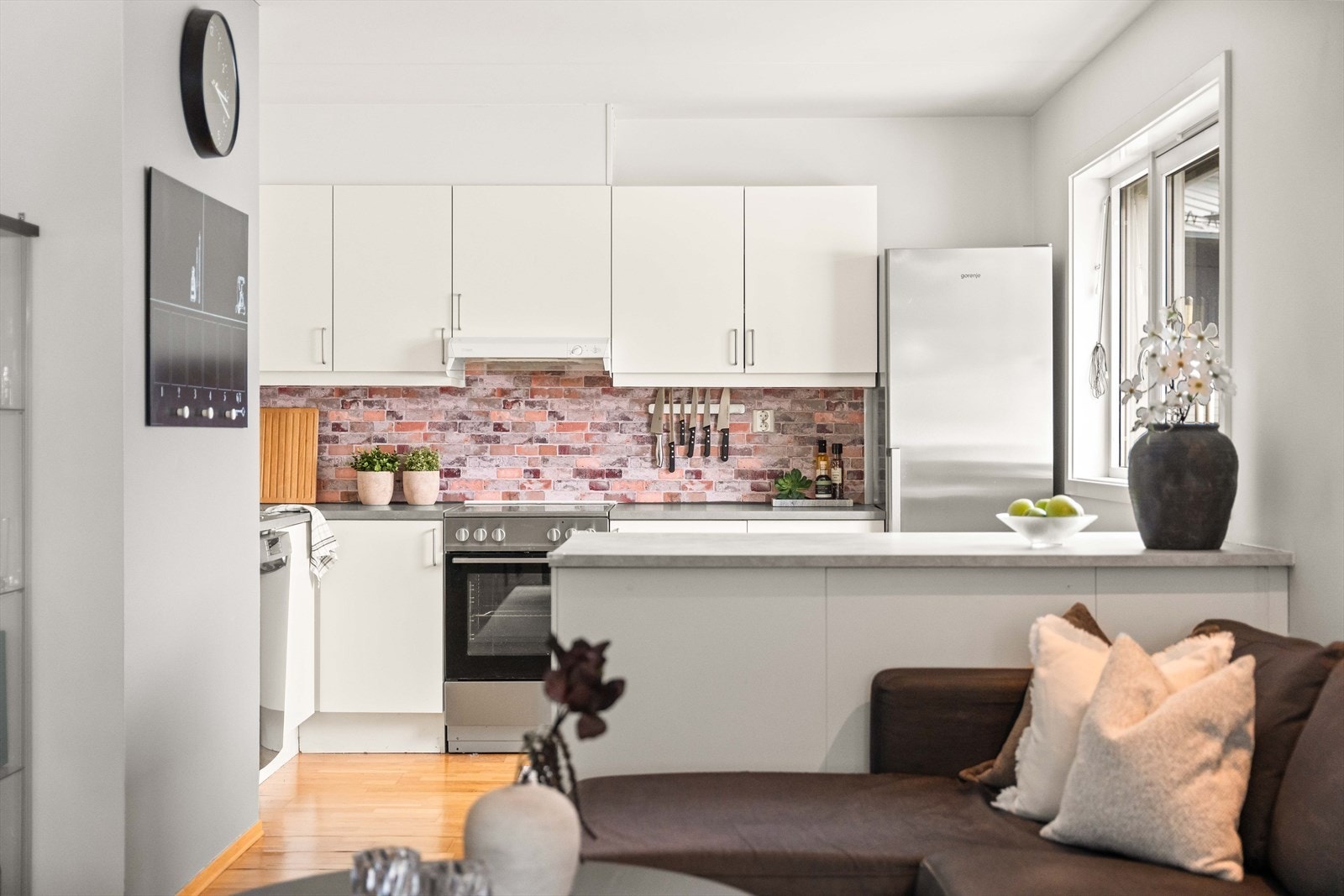 Fra spiseplassen har du god oversikt mot stue og kjøkken. En praktisk planløsning som utnytter arealet godt. Galleribilde