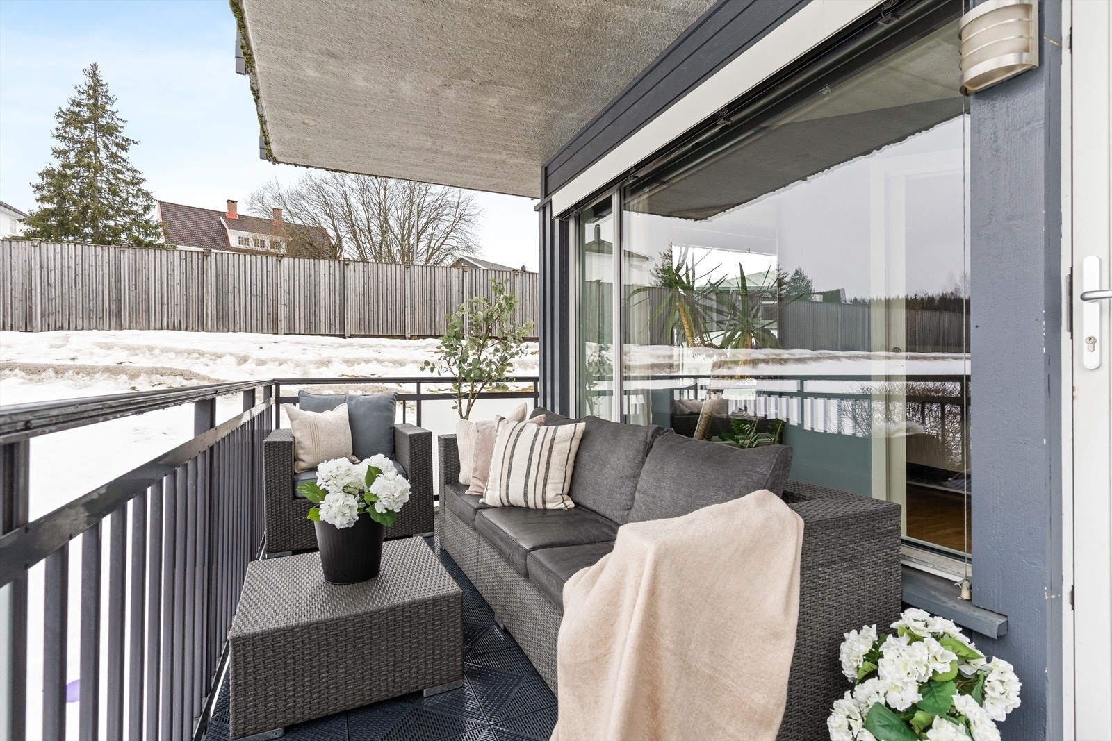 Balkongen har god plass til sittegruppe. Her kan du nyte utsikten og frisk luft gjennom store deler av året. Galleribilde