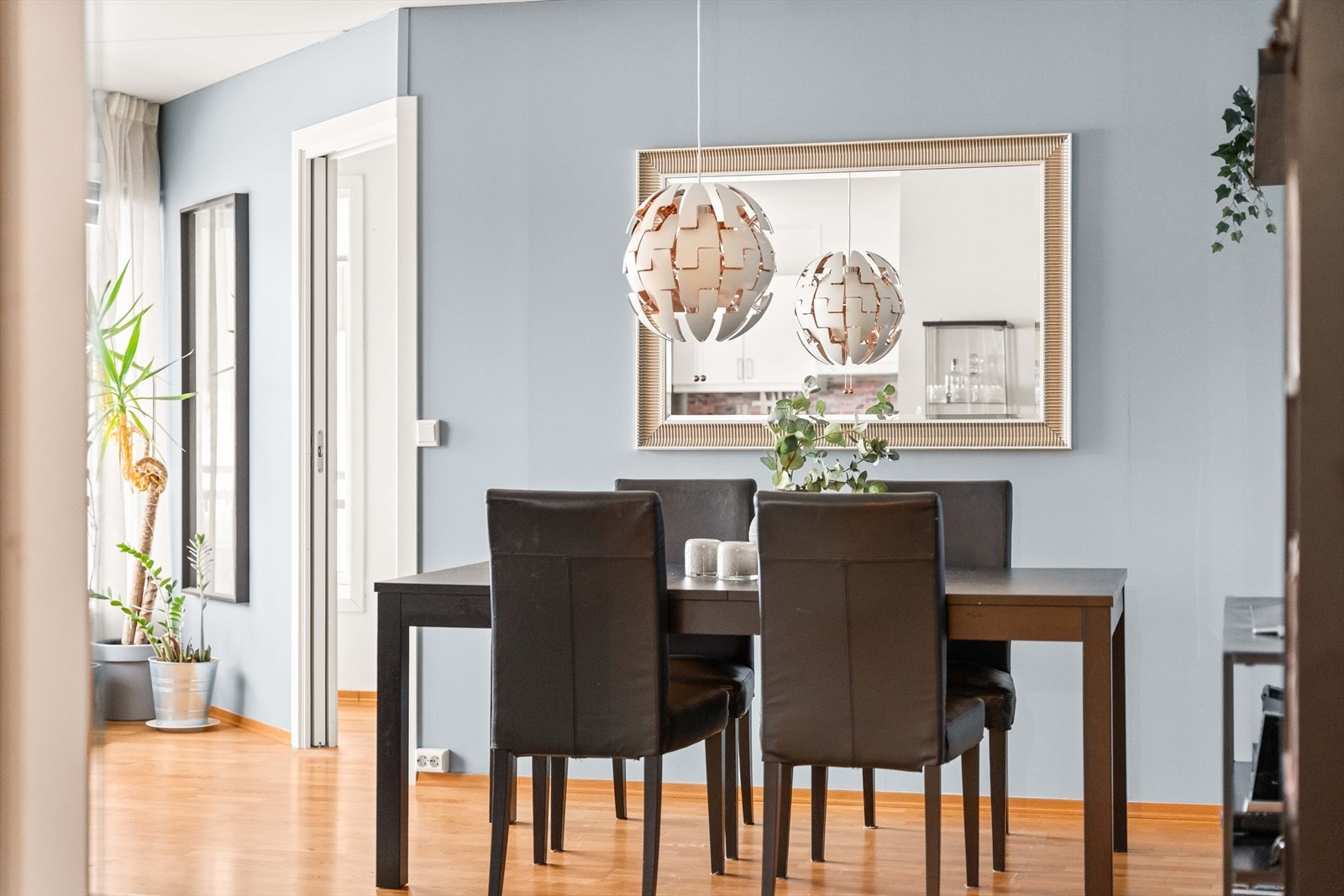 Fra stuen er det en naturlig flyt videre til spiseplassen. De lyse overflatene og parkettgulvet skaper en varm og moderne atmosfære. Galleribilde