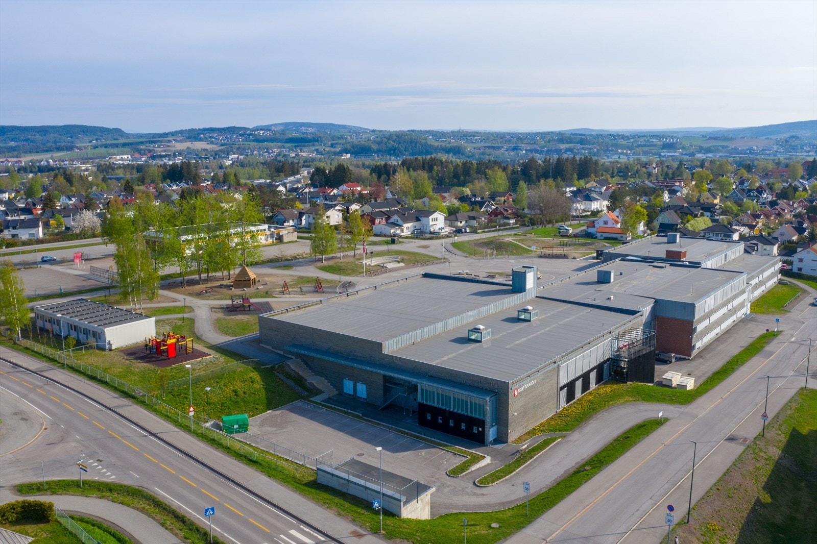 Leiligheten har umiddelbar nærhet til Skjetten skole. Galleribilde