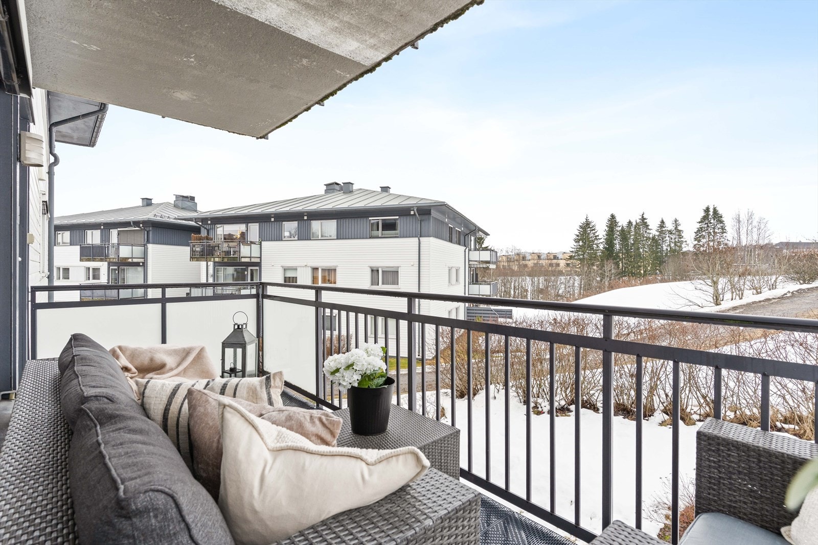 Fra stuen er det utgang til en hyggelig balkong. Et perfekt sted for morgenkaffen eller avslappende kvelder. Galleribilde