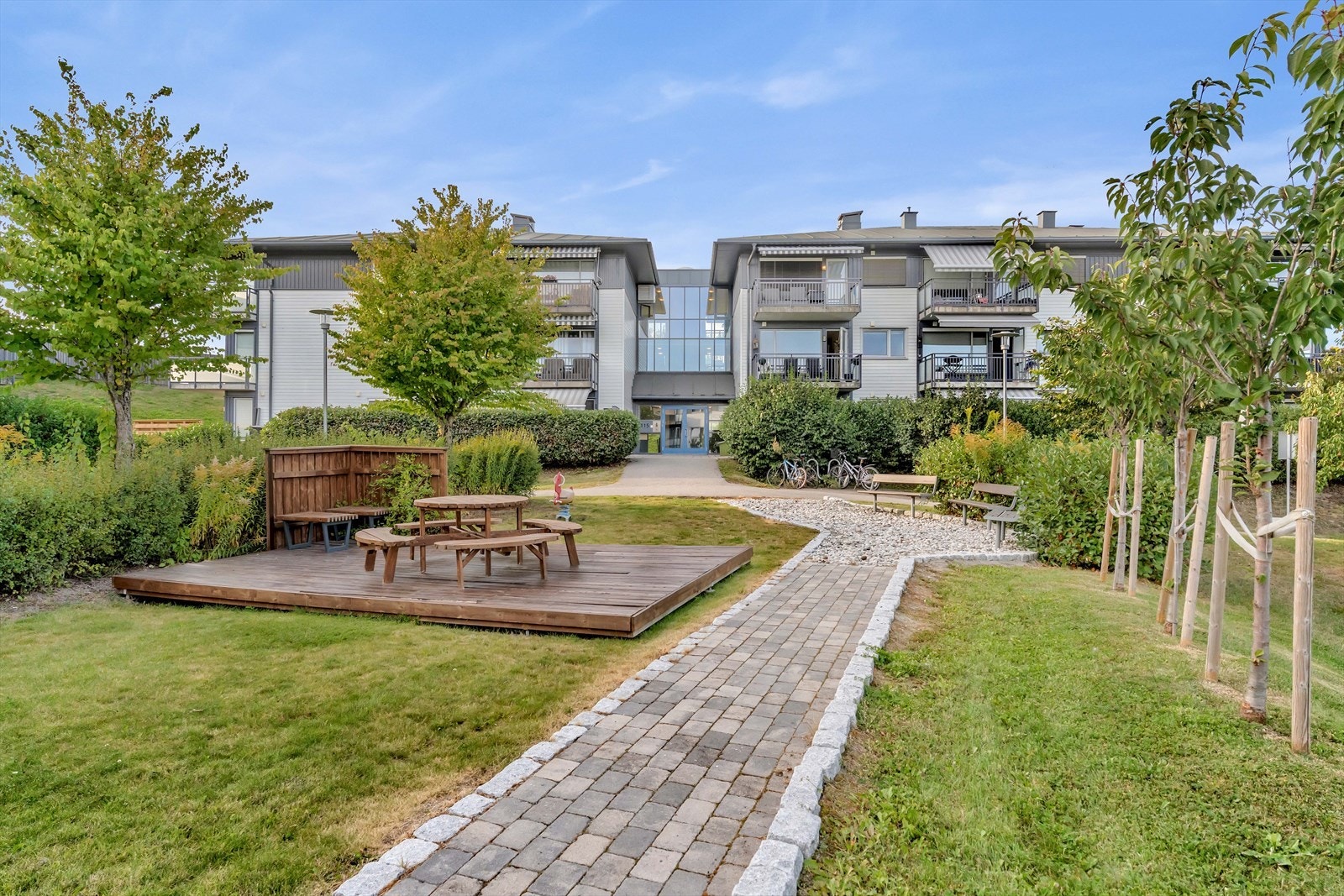 Felles uteområde med grøntarealer og sitteplasser. Et hyggelig samlingspunkt for beboerne. Galleribilde