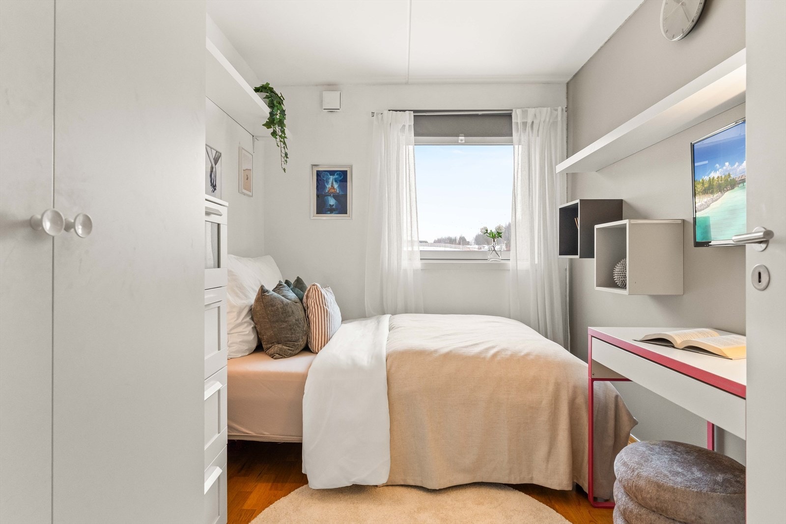 Ekstra soverom som også egner seg godt som gjesterom, barnerom eller kontor. Fleksible bruksmuligheter etter behov. Galleribilde