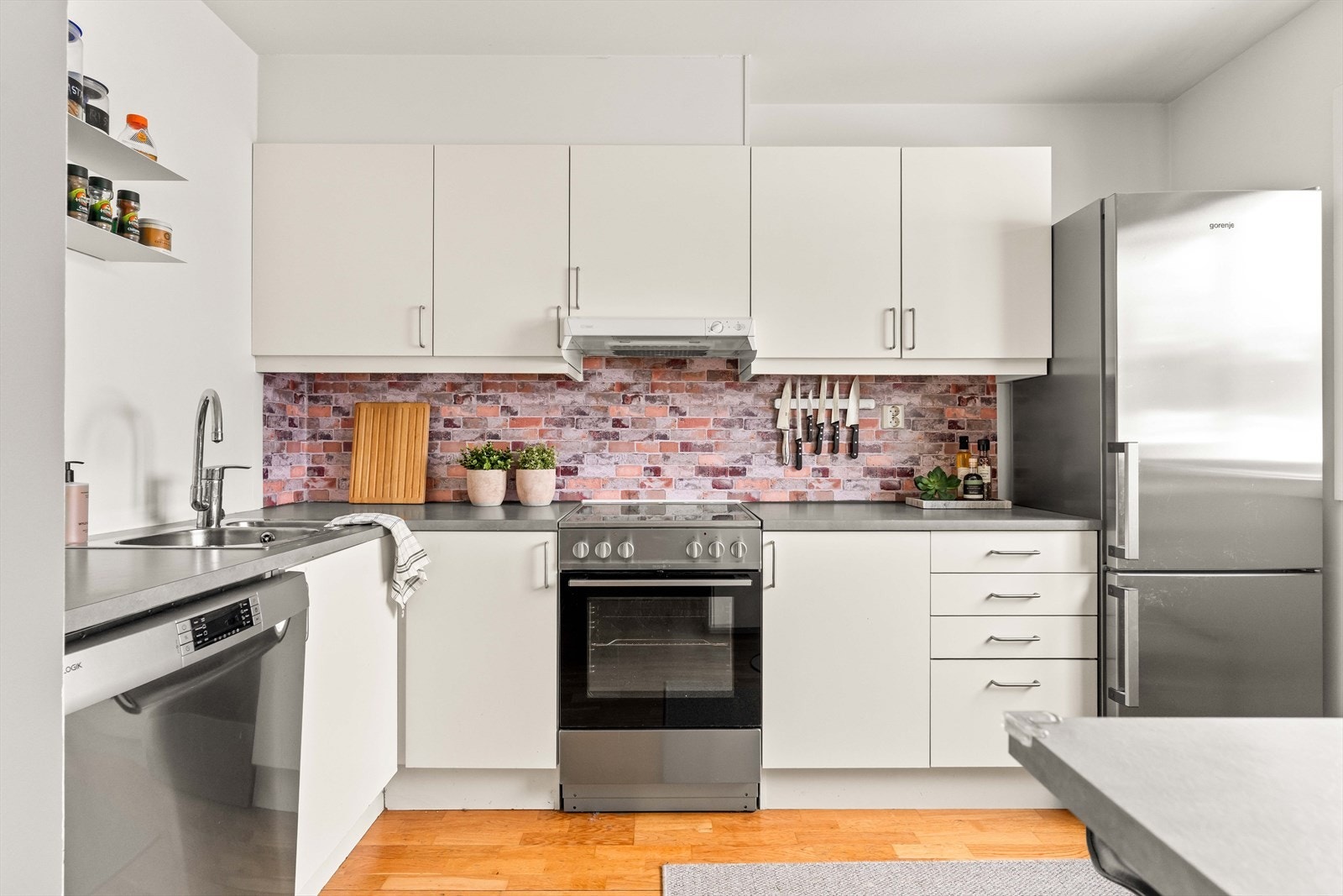 Kjøkkenet har en praktisk løsning med barplass mot stuen. Perfekt til raske måltider eller en kopp kaffe. Galleribilde