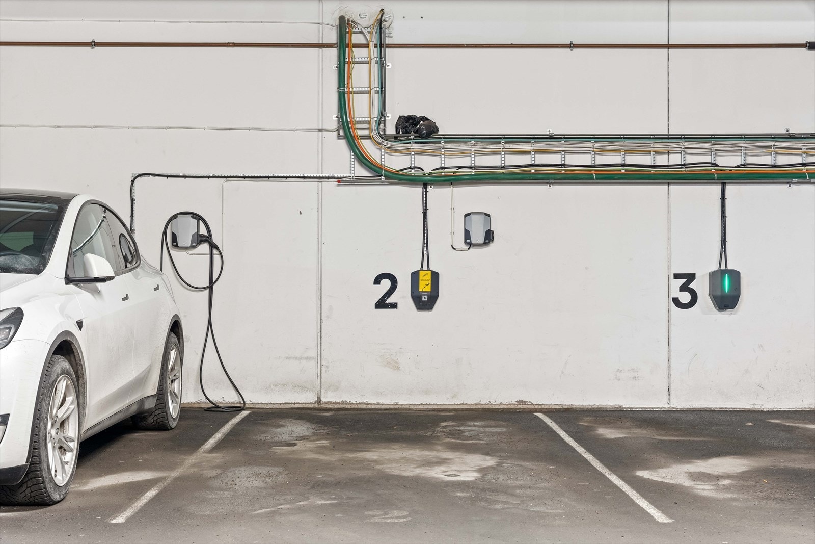 Leiligheten disponerer en parkeringsplass i lukket garasjeanlegg. Galleribilde