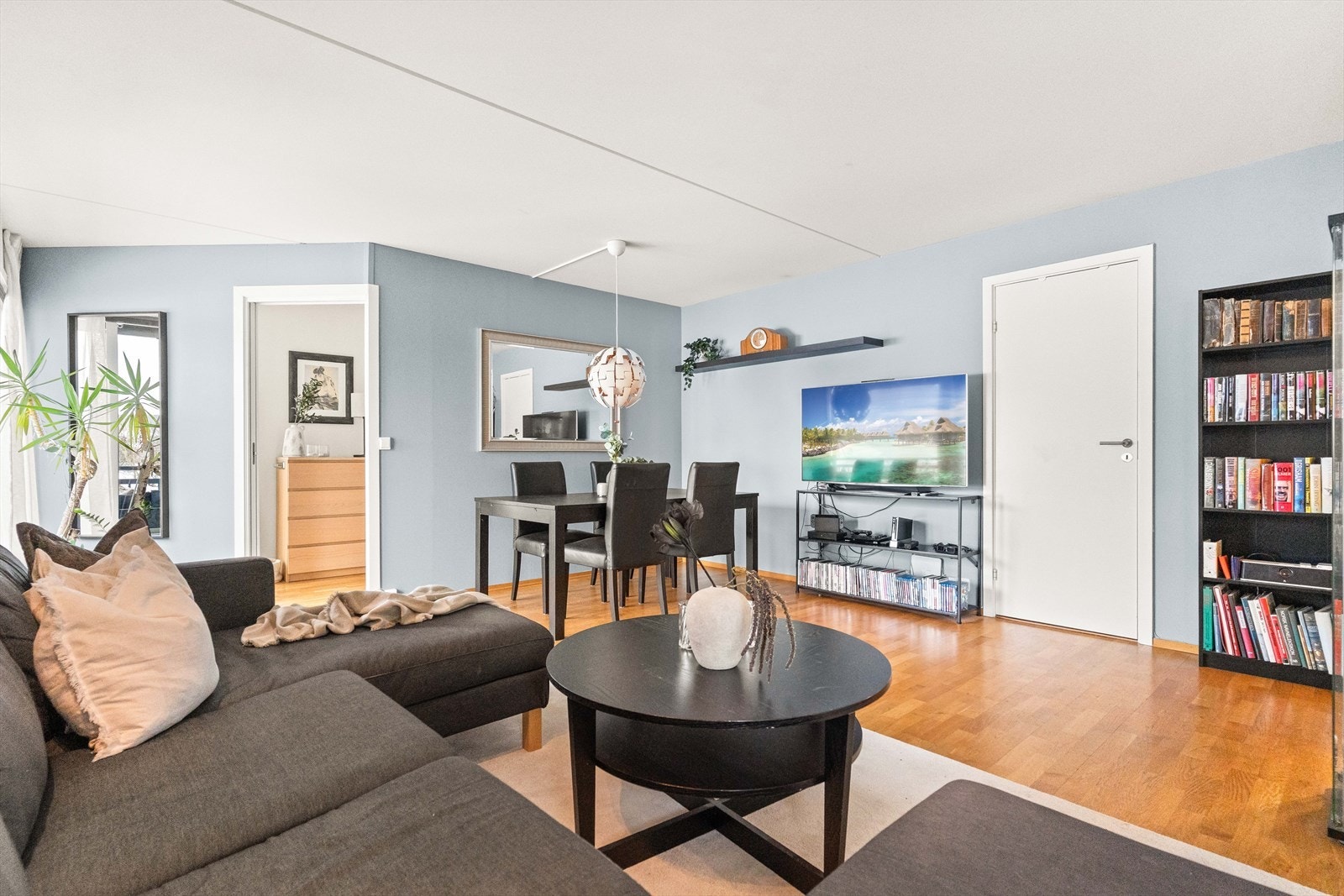 Stuen oppleves romslig og luftig med naturlig soneinndeling. Her er det god plass til både avslapning og hyggelige kvelder med venner og familie. Galleribilde