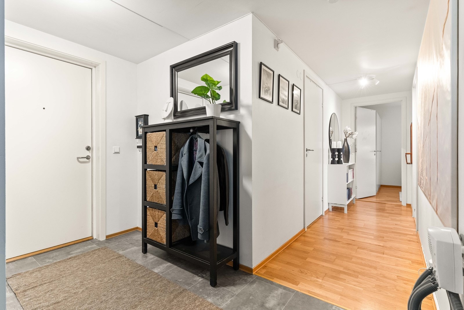 Romslig entré med god oppbevaringsplass. Herfra er det enkel tilgang til boligens øvrige rom. Galleribilde