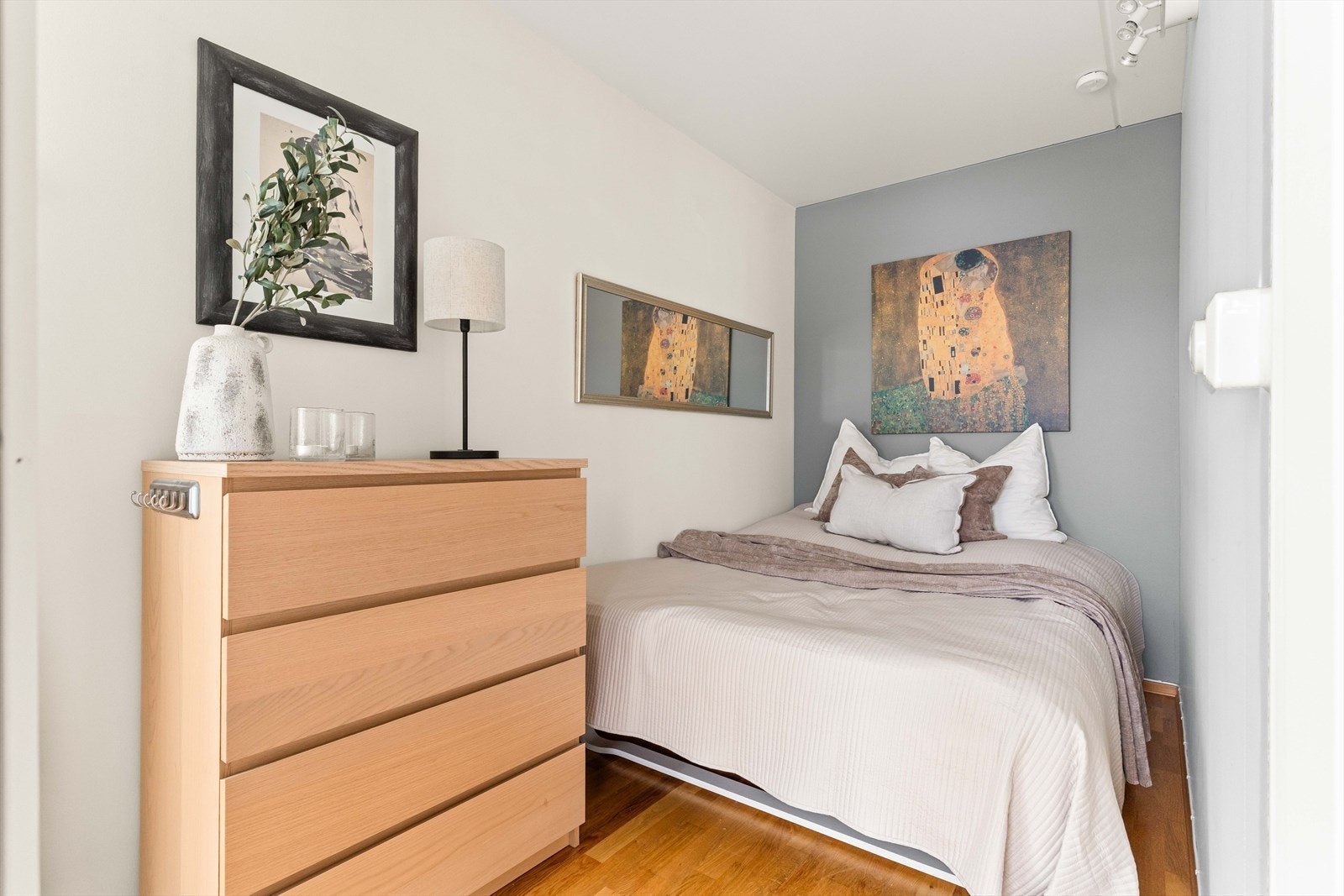 Delikat innredet soverom med gode møbleringsmuligheter. Et rom som inviterer til rolige netter og gode morgener. Galleribilde