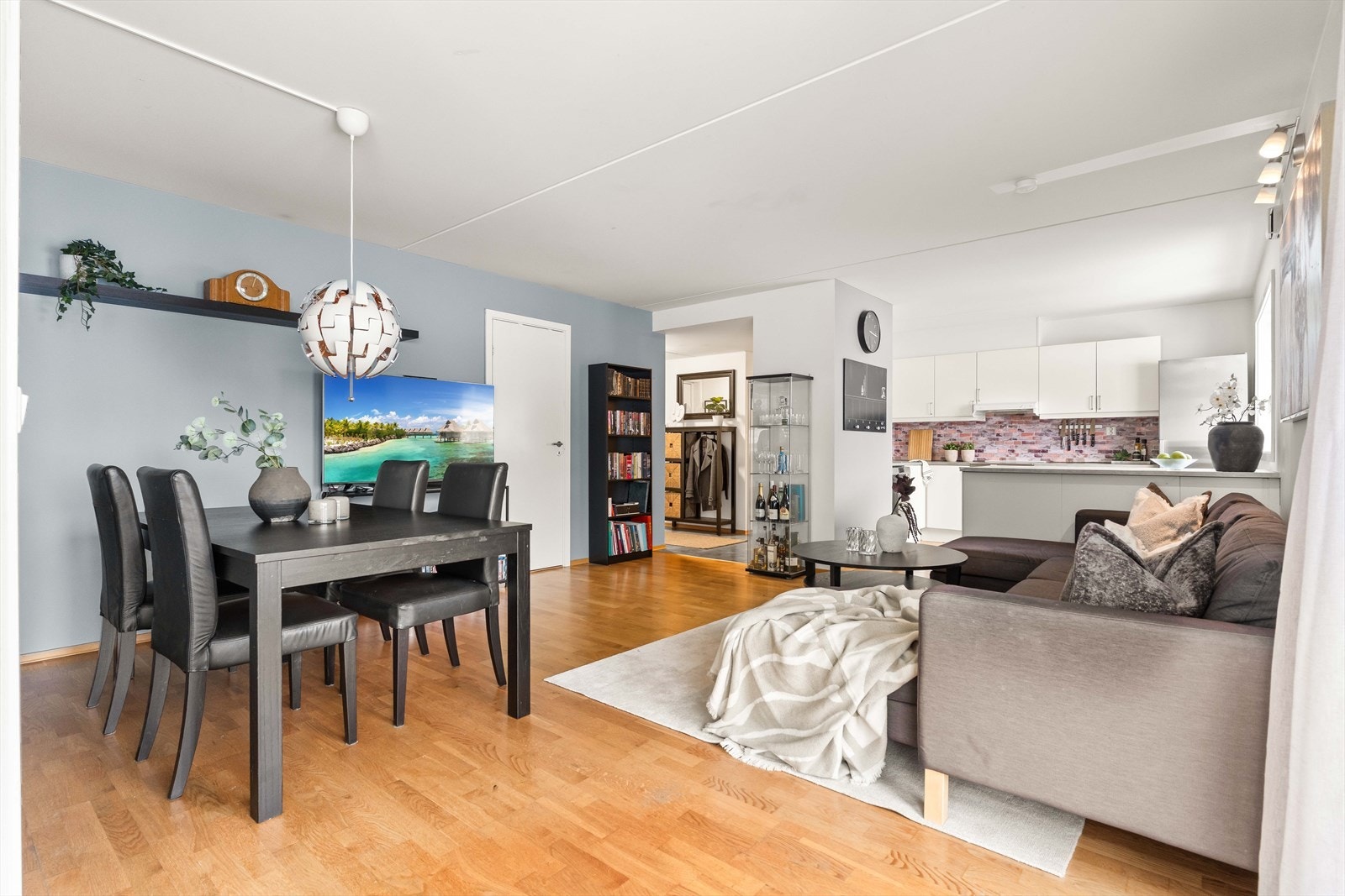 Hyggelig spiseplass med plass til et godt spisebord - perfekt for både hverdagsmiddager og sosiale sammenkomster. Galleribilde