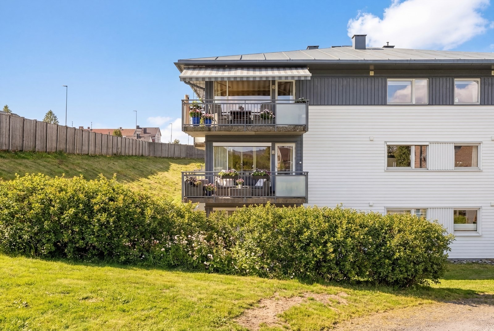 Bygget fremstår moderne og godt vedlikeholdt. Her bor du i et attraktivt og hyggelig bomiljø. Galleribilde