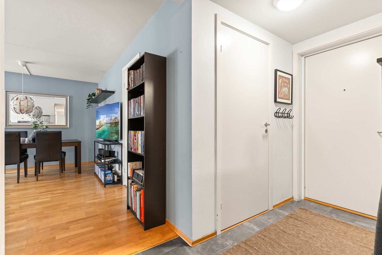 Åpen stue- og kjøkkenløsning gir en sosial planløsning hvor man enkelt kan samles. Rommet oppleves lyst og romslig. Galleribilde